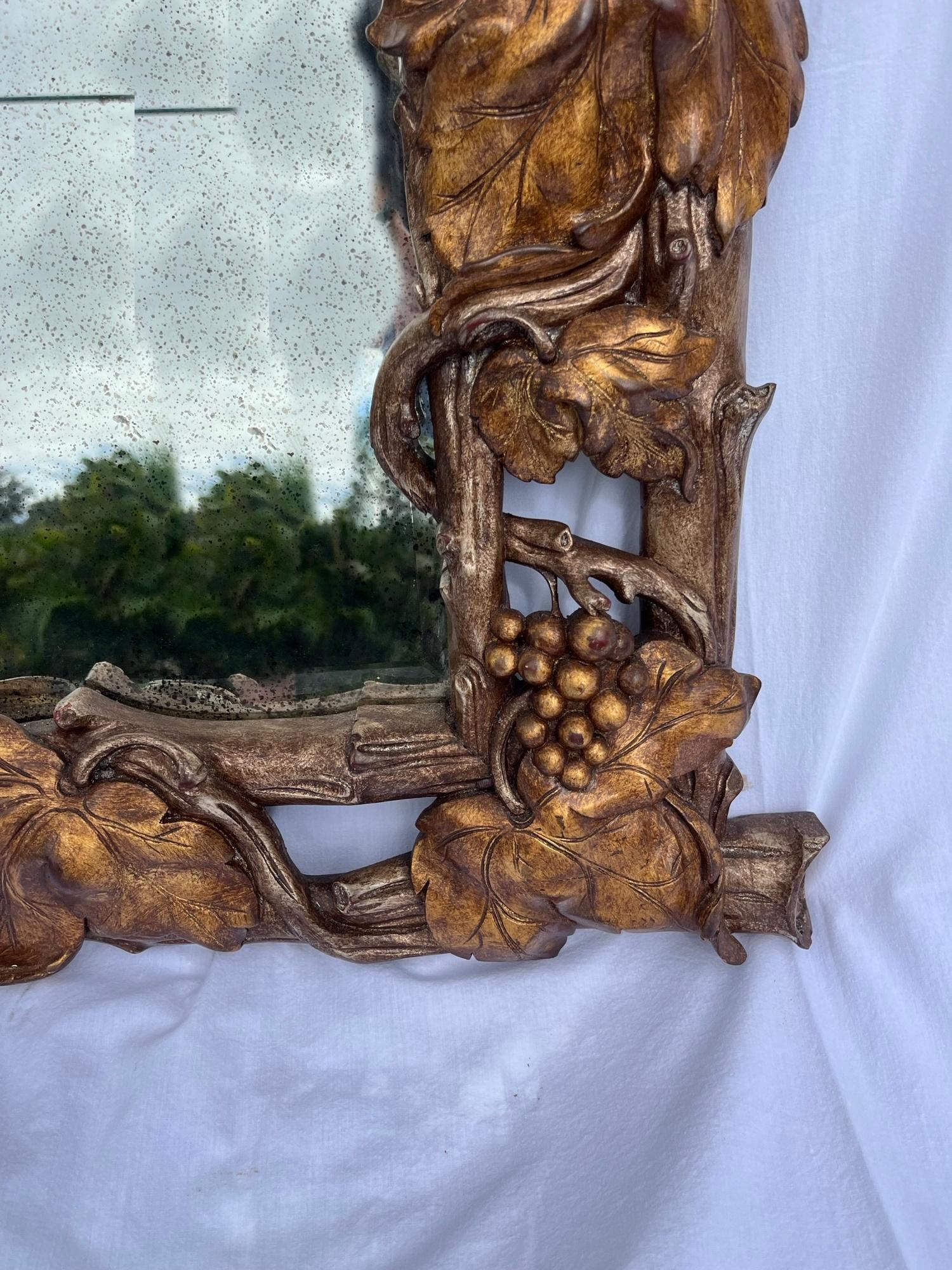 Grand miroir rare Hollywood Regency en bois sculpté à la main, argenté et doré en forme de vigne. en vente 3