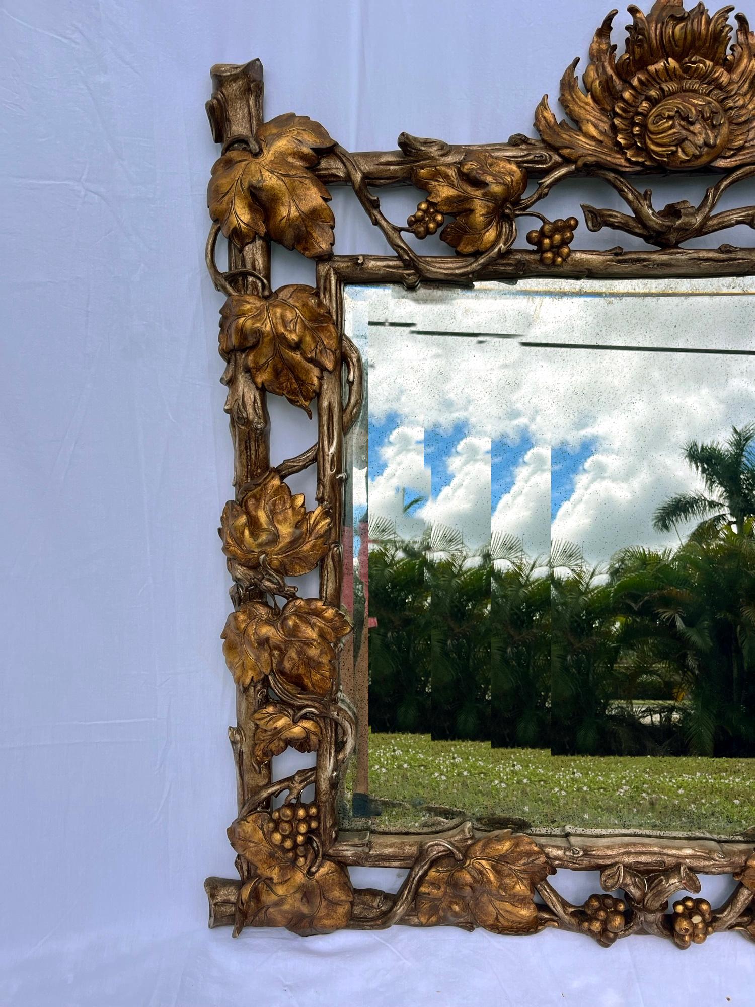 Grand miroir rare Hollywood Regency en bois sculpté à la main, argenté et doré en forme de vigne. Bon état - En vente à Vero Beach, FL