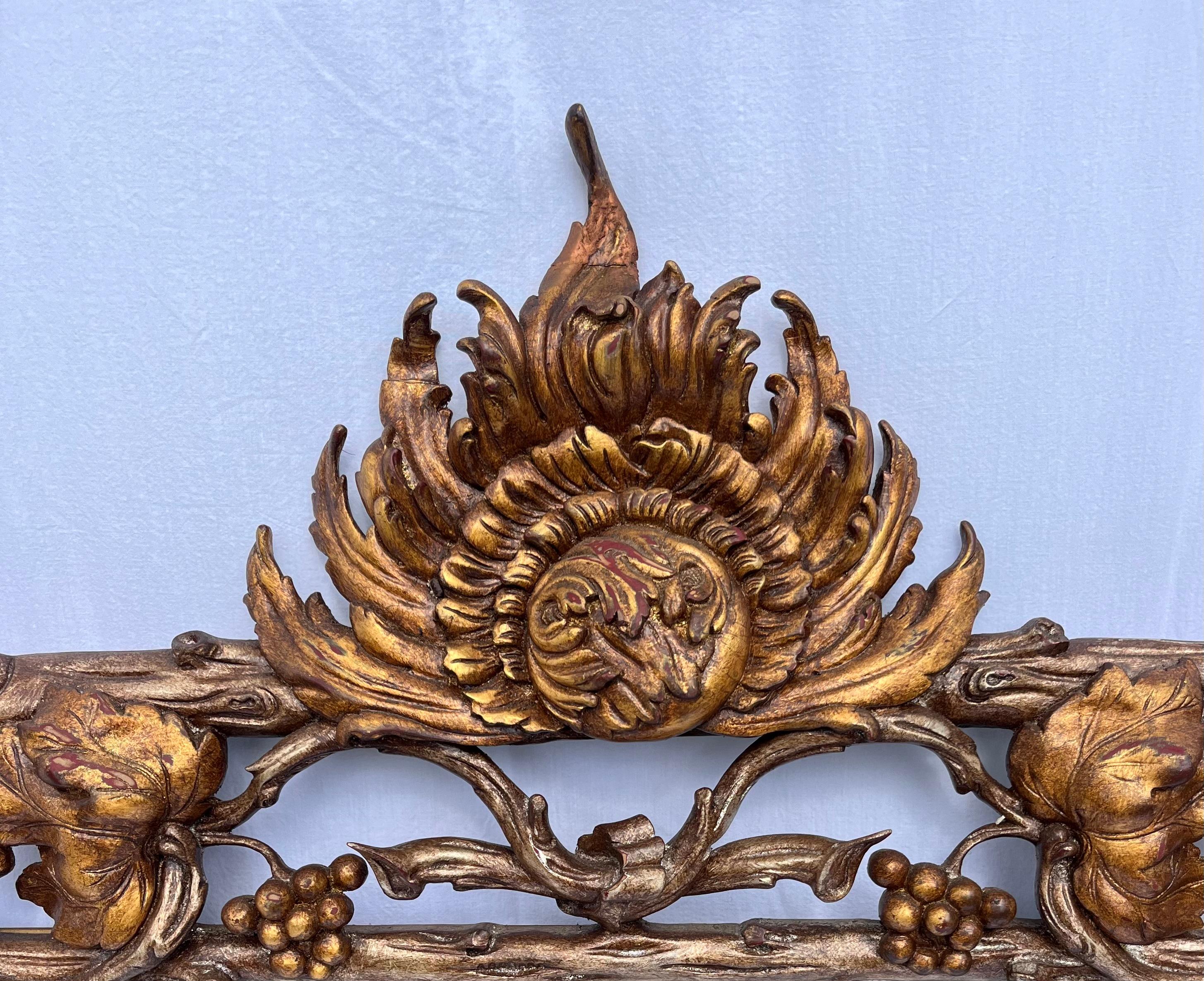 20ième siècle Grand miroir rare Hollywood Regency en bois sculpté à la main, argenté et doré en forme de vigne. en vente