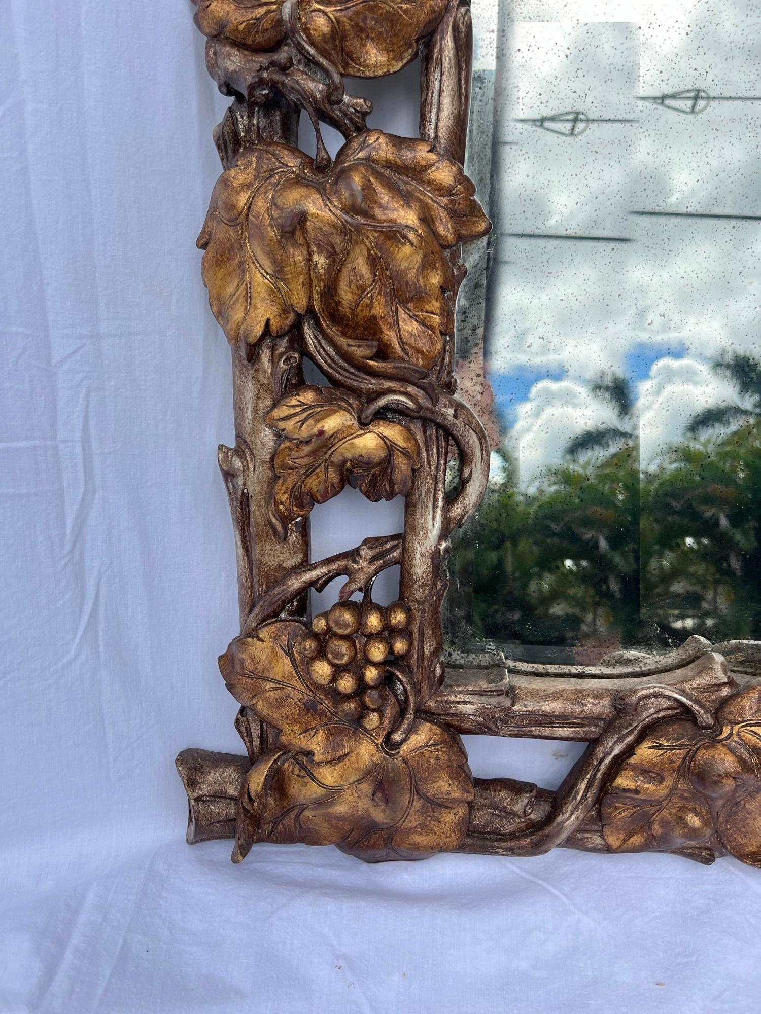 Grand miroir rare Hollywood Regency en bois sculpté à la main, argenté et doré en forme de vigne. en vente 2