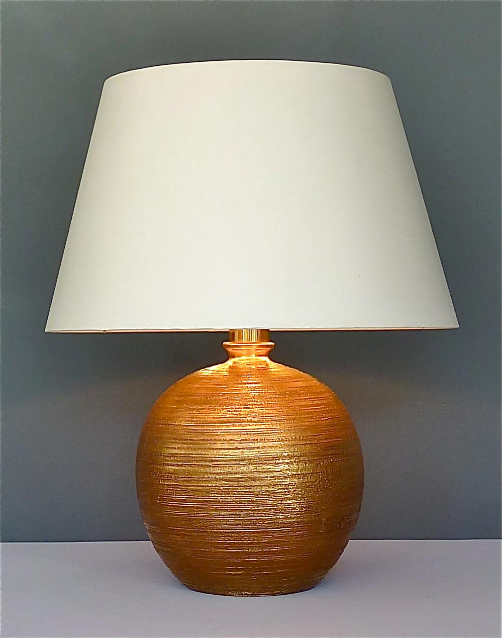 Large gold metallic glazed hand-incised ceramic table lamp by Aldo Londi, Bitossi for Bergboms Italy, Sweden around 1950s. Made in Italy for the Scandinavian market from a limited edition of 30 pieces this is no. 12, signed with paper label to