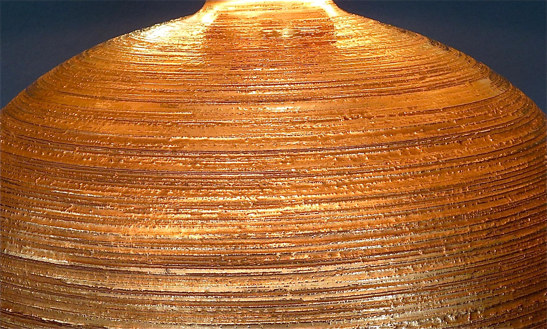 Große, seltene italienische Bitossi-Tischlampe aus Goldkeramik für Bergboms, 1950er Jahre, Schweden  (Vergoldet) im Angebot