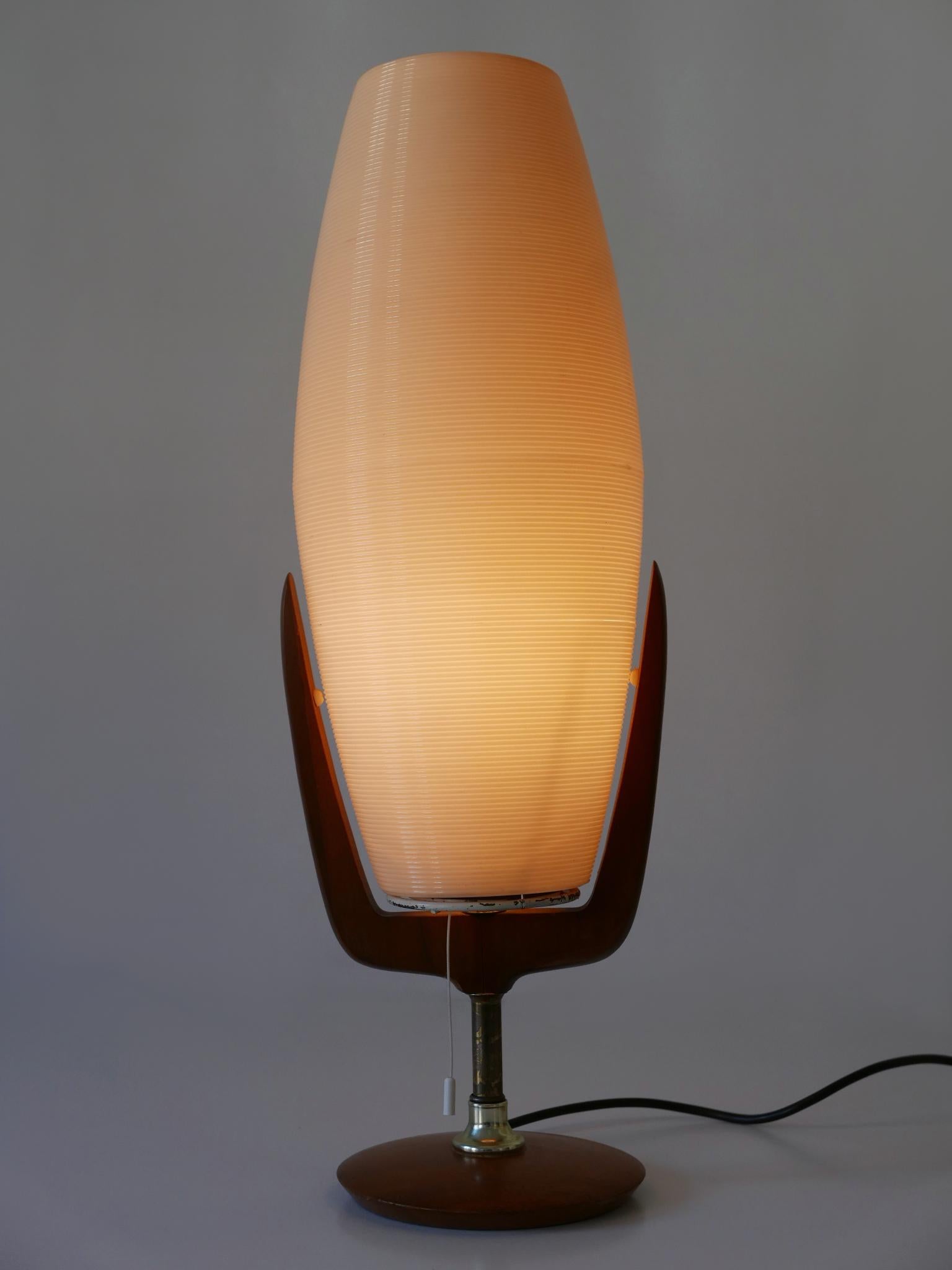 Große, seltene und sehr dekorative Tischlampe aus der Mitte des Jahrhunderts. Entworfen und hergestellt von Yasha Heifetz für Heifetz Manufacturing, USA, 1950er Jahre.

Die aus Kunststoff, Messing und Walnussholz gefertigte Leuchte wird mit 1 x E27