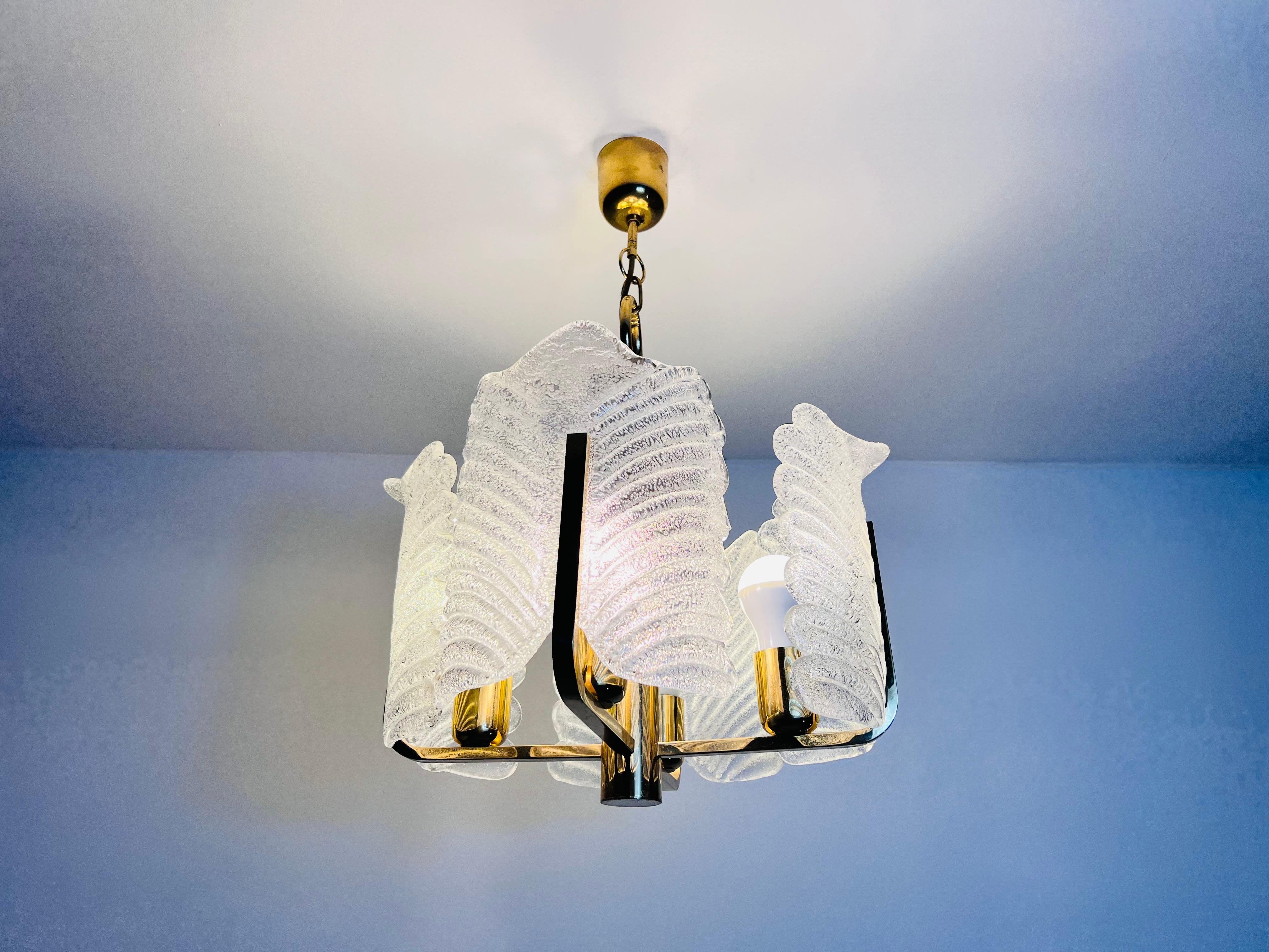 Grande e raro lampadario a 4 bracci in ottone e vetro di ghiaccio del Medioevo, anni '60 in vendita 3