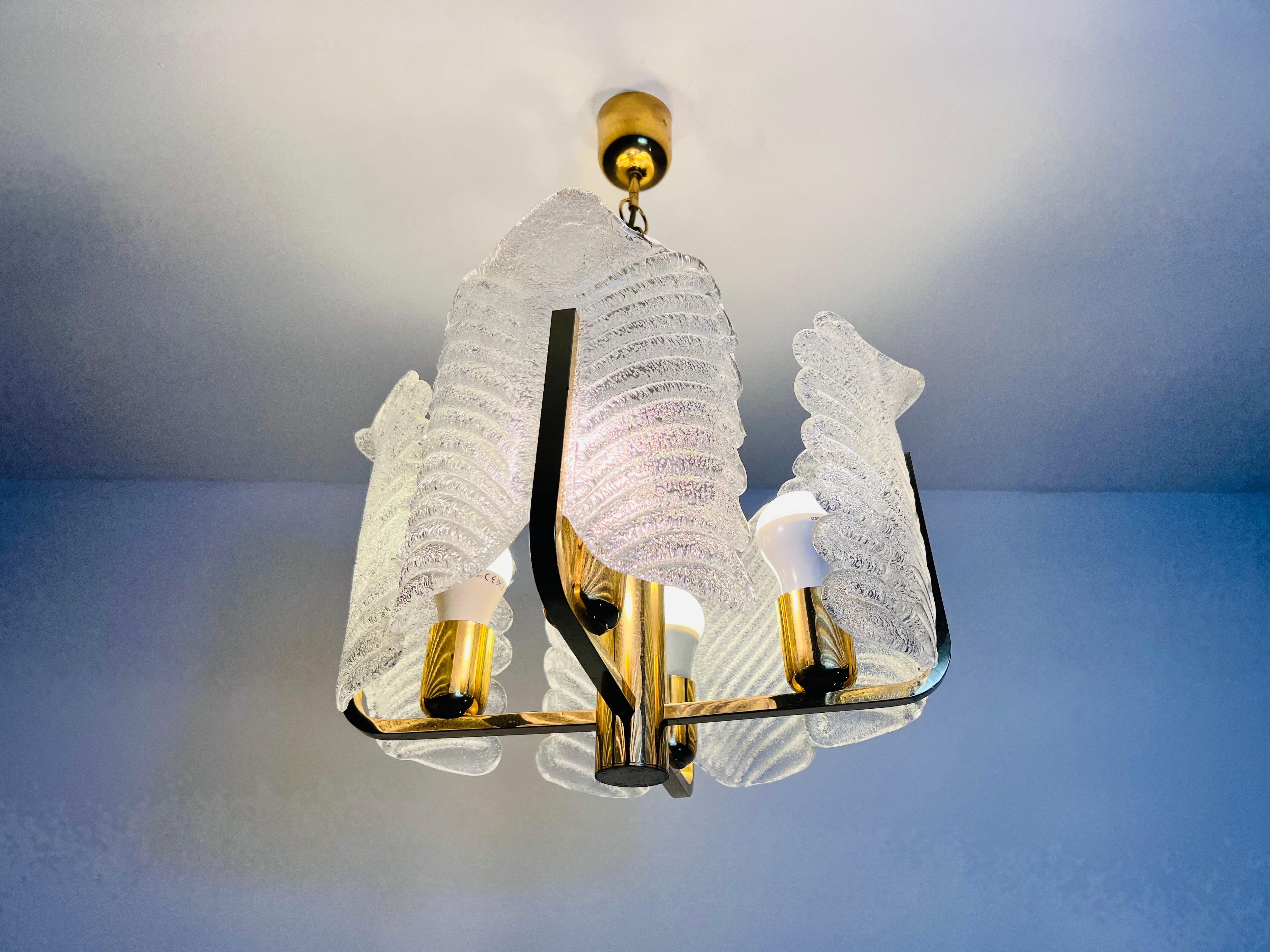 Grande e raro lampadario a 4 bracci in ottone e vetro di ghiaccio del Medioevo, anni '60 in vendita 4
