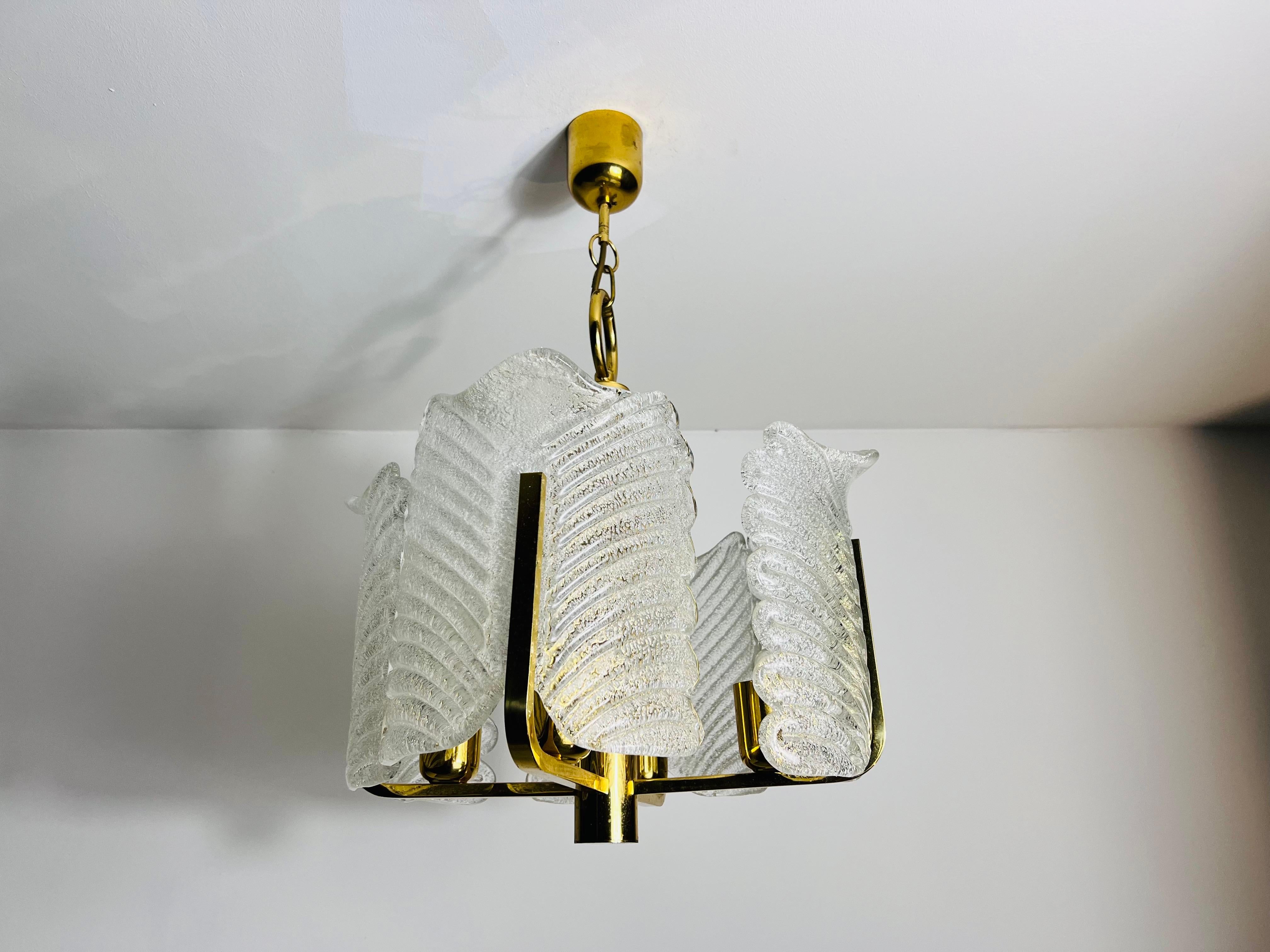 Mid-Century moderno Grande e raro lampadario a 4 bracci in ottone e vetro di ghiaccio del Medioevo, anni '60 in vendita