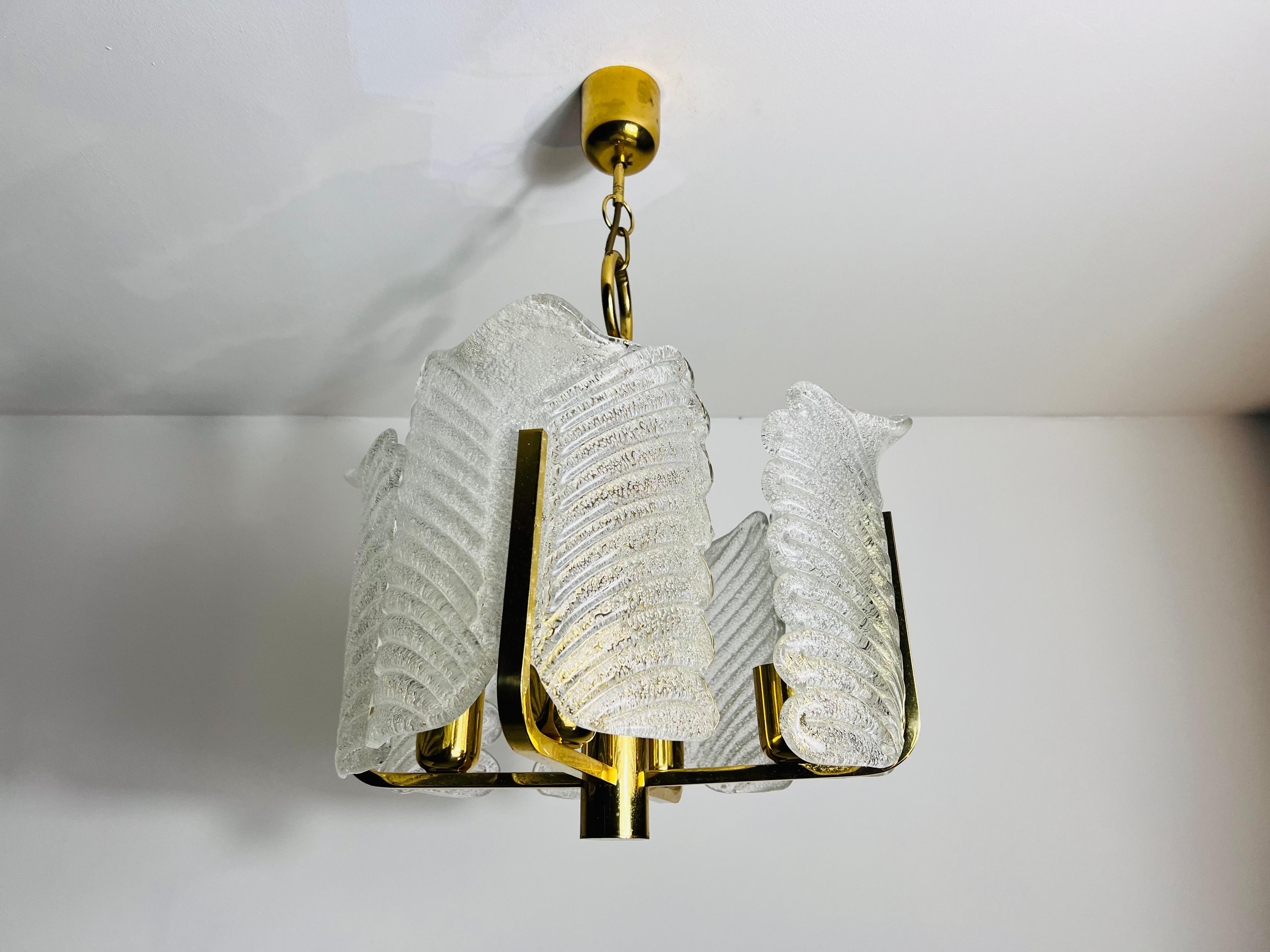 Europeo Grande e raro lampadario a 4 bracci in ottone e vetro di ghiaccio del Medioevo, anni '60 in vendita