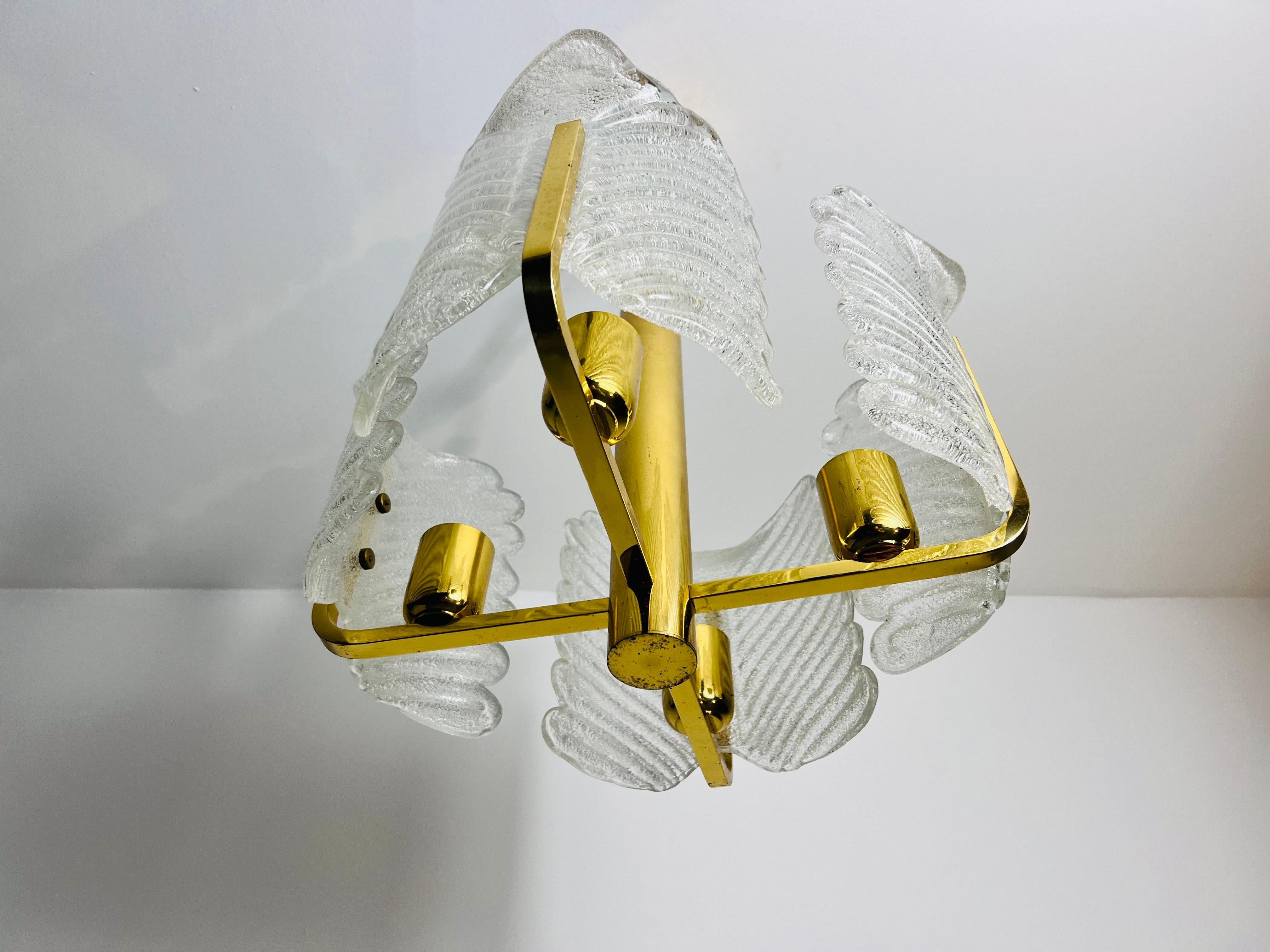 Metà XX secolo Grande e raro lampadario a 4 bracci in ottone e vetro di ghiaccio del Medioevo, anni '60 in vendita