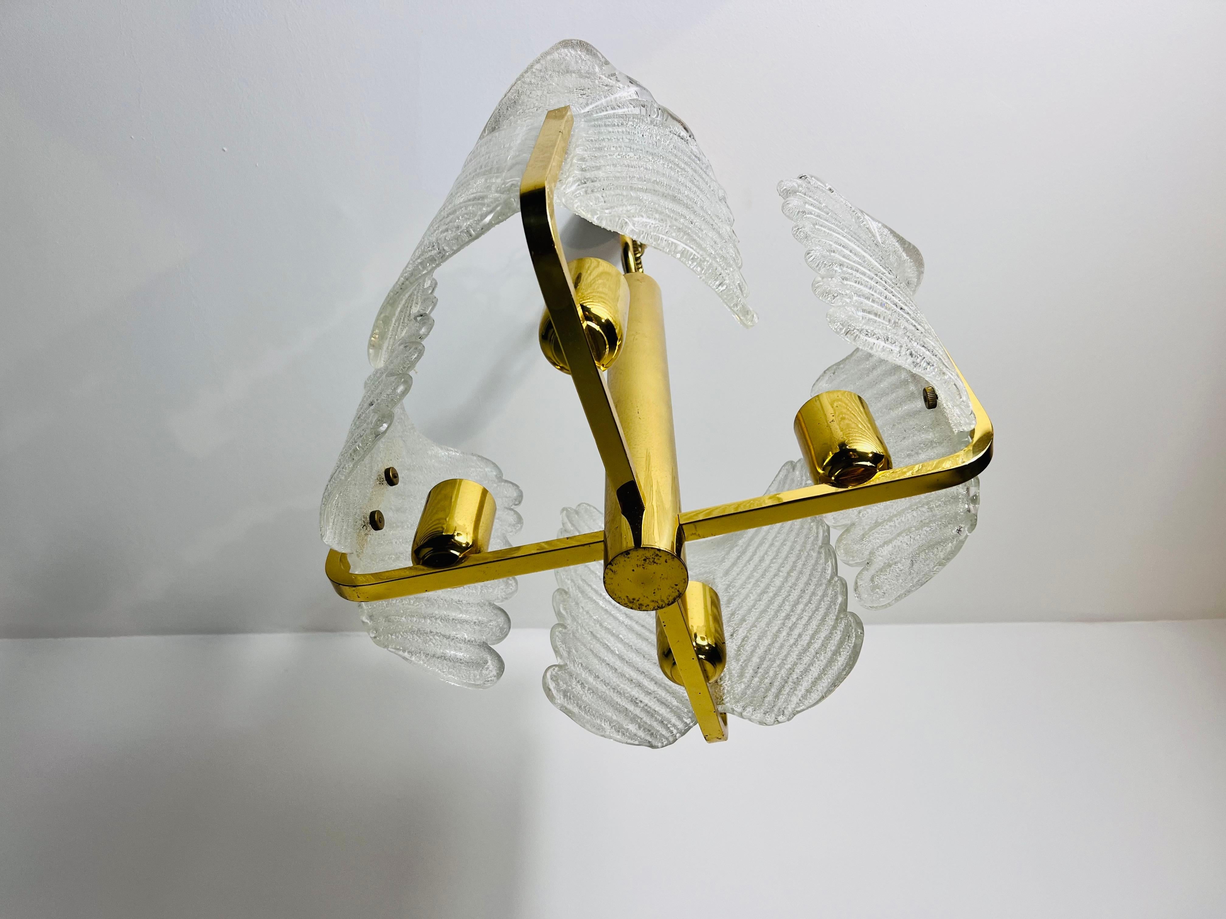 Metallo Grande e raro lampadario a 4 bracci in ottone e vetro di ghiaccio del Medioevo, anni '60 in vendita