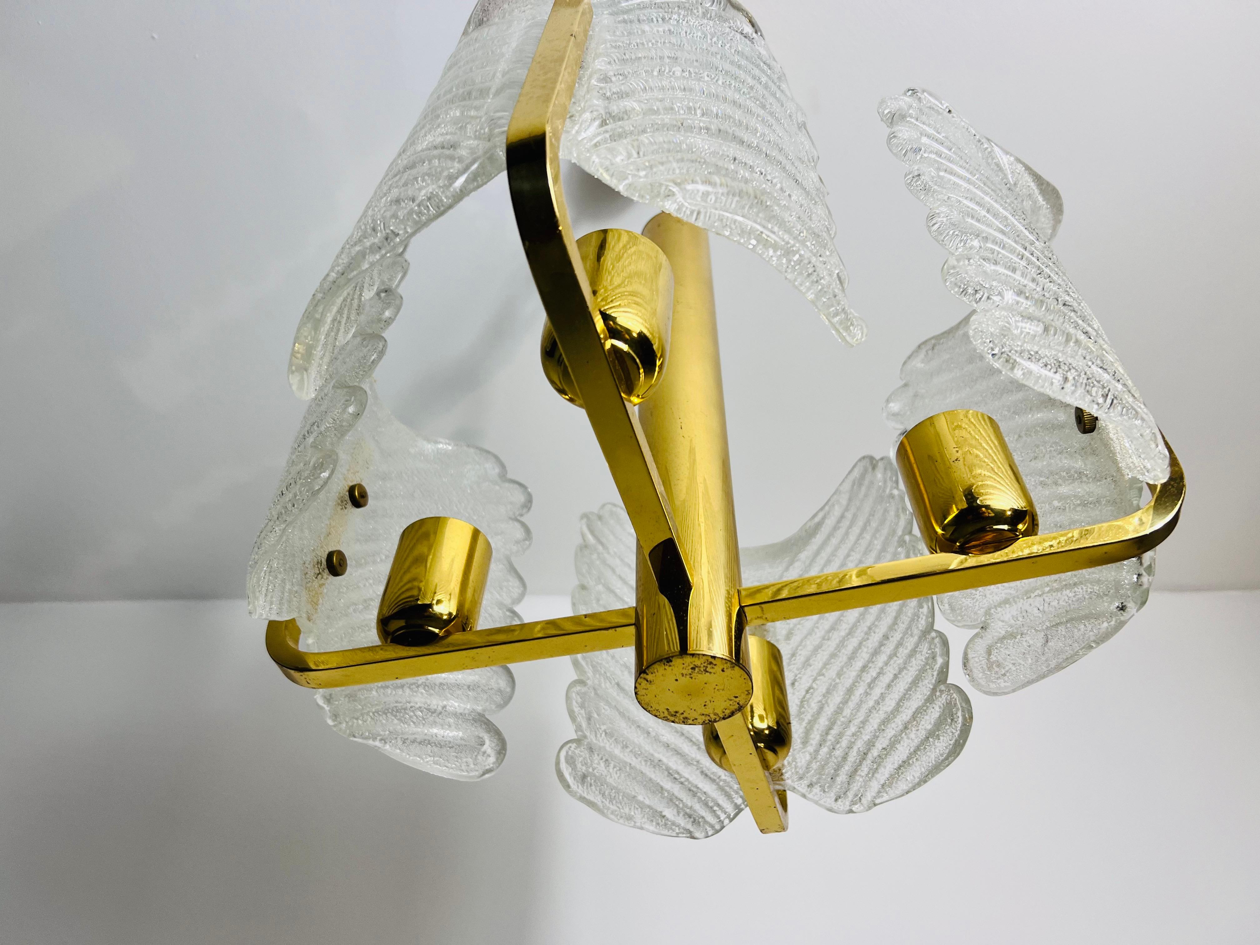 Grande e raro lampadario a 4 bracci in ottone e vetro di ghiaccio del Medioevo, anni '60 in vendita 1