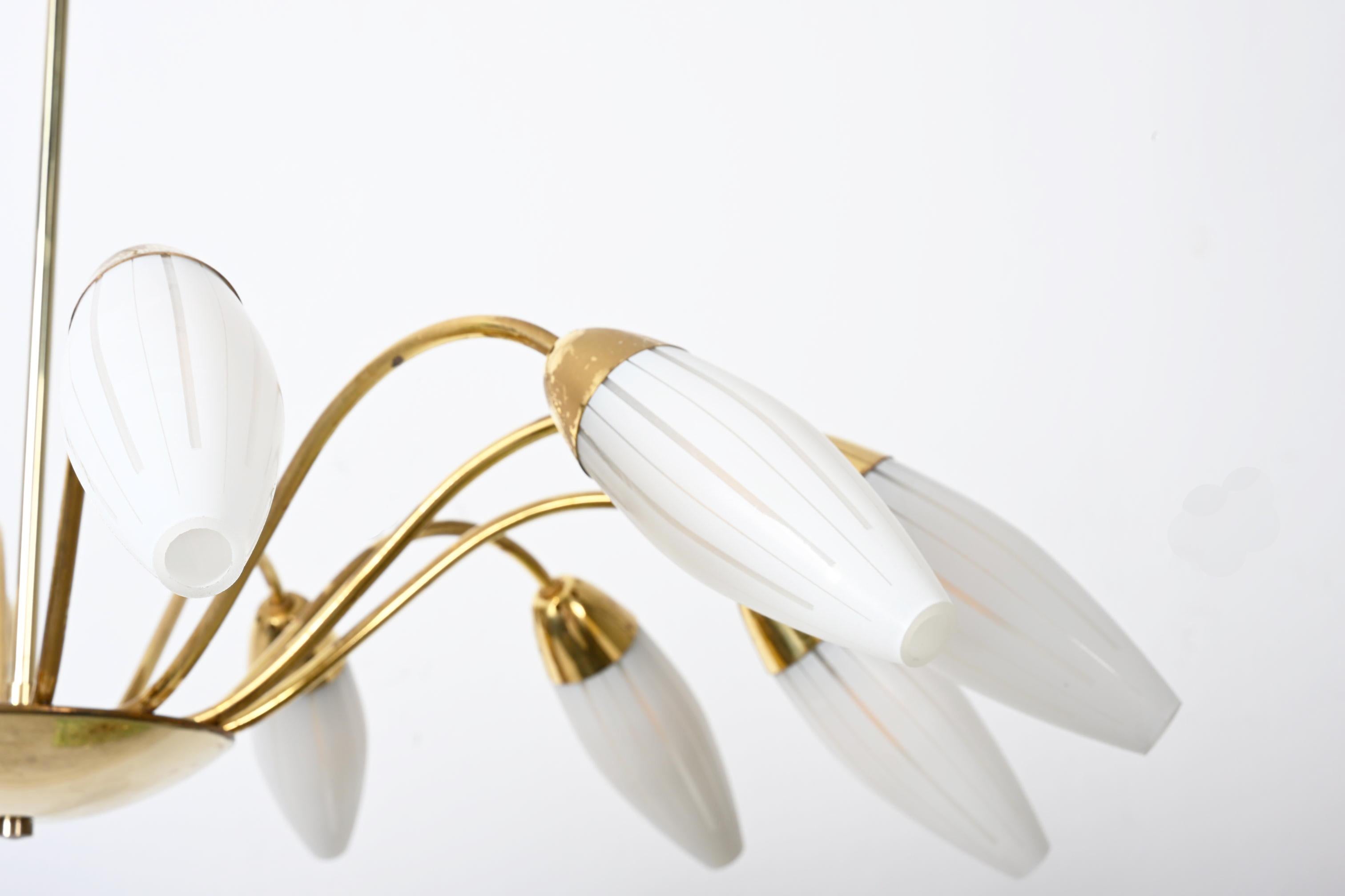 Large Rare Midcentury Brass Opaline Glass Chandelier by Rupert Nikoll en venta 3