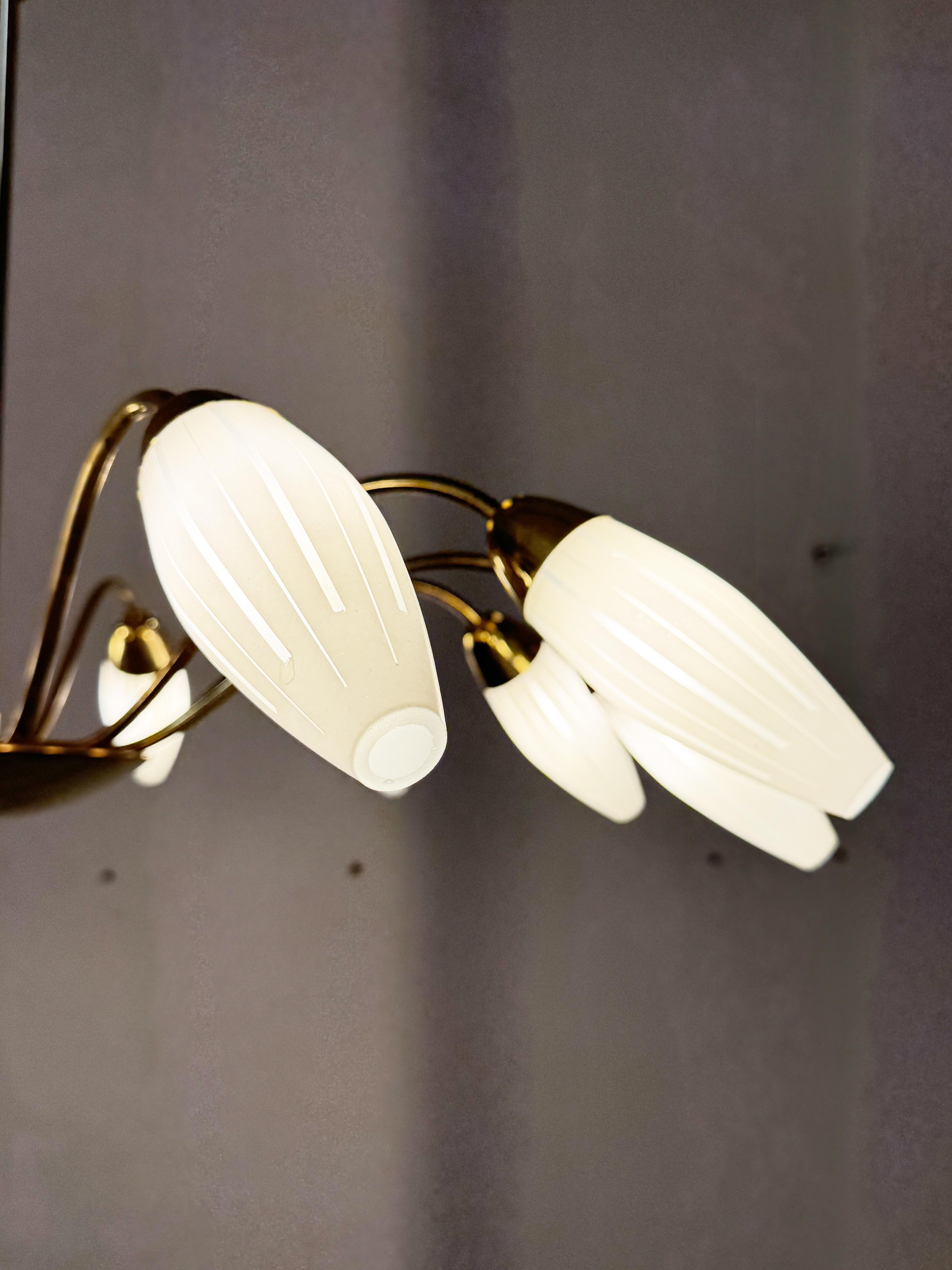 Large Rare Midcentury Brass Opaline Glass Chandelier by Rupert Nikoll en venta 4