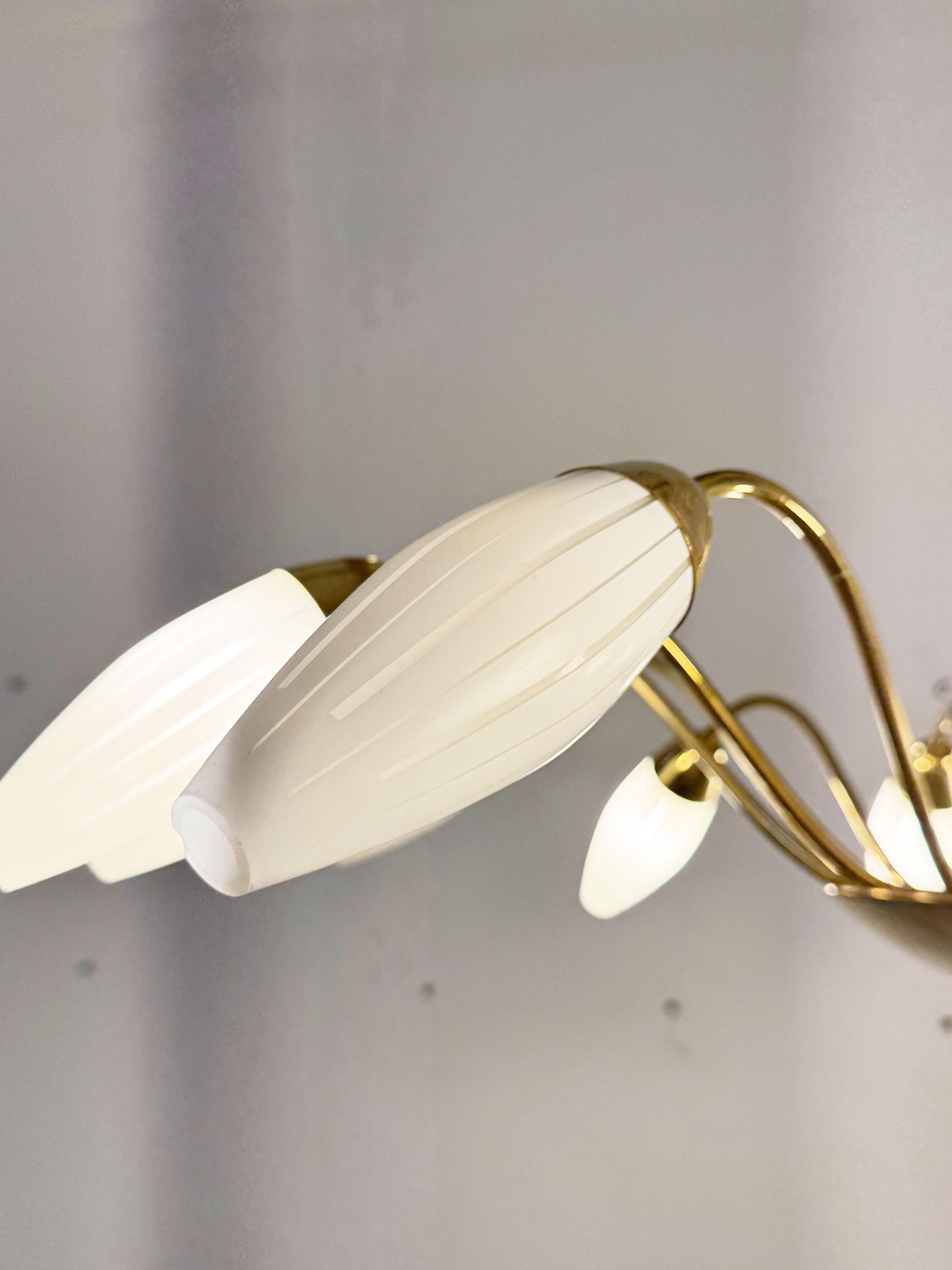 Large Rare Midcentury Brass Opaline Glass Chandelier by Rupert Nikoll en venta 5