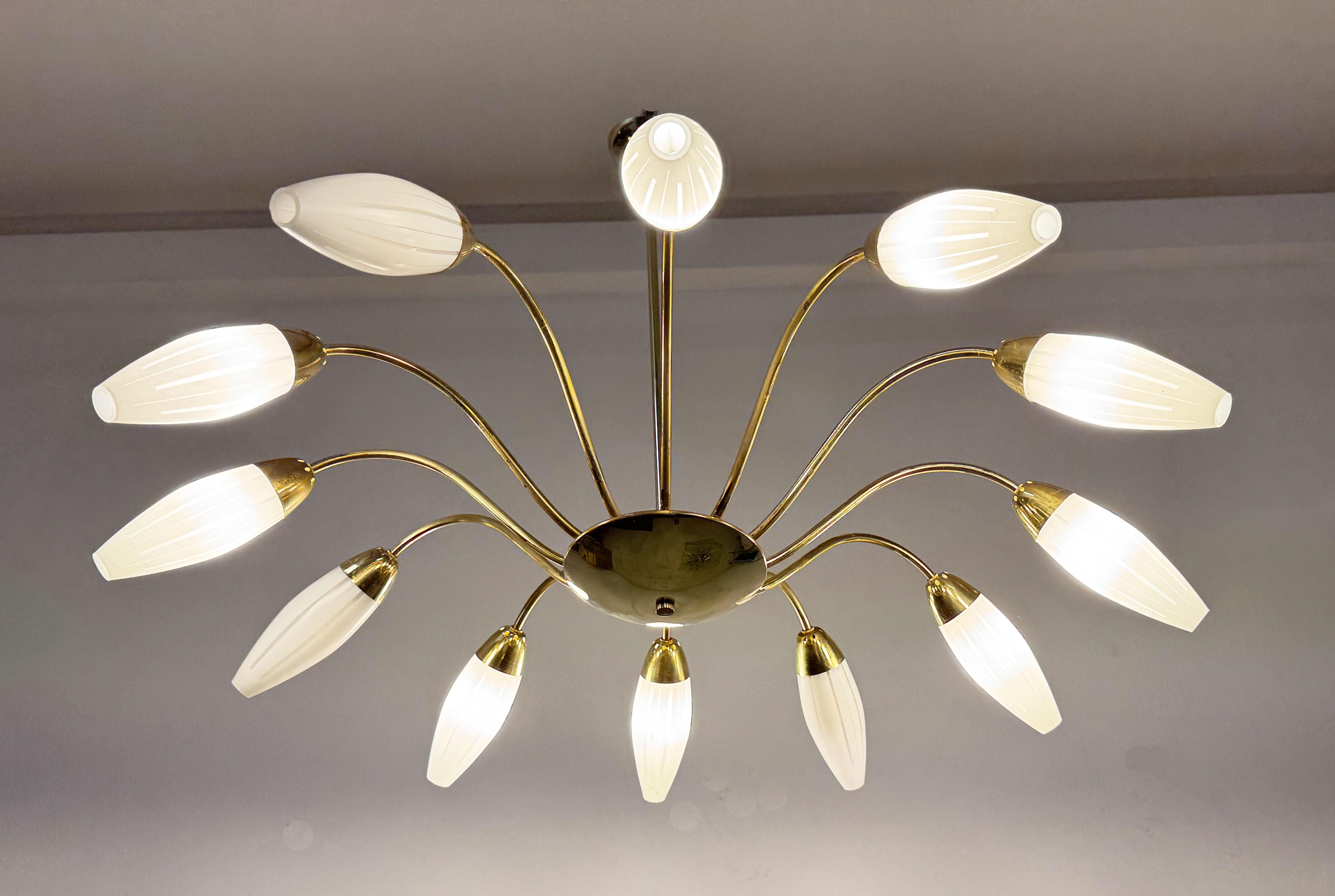 Large Rare Midcentury Brass Opaline Glass Chandelier by Rupert Nikoll en venta 6
