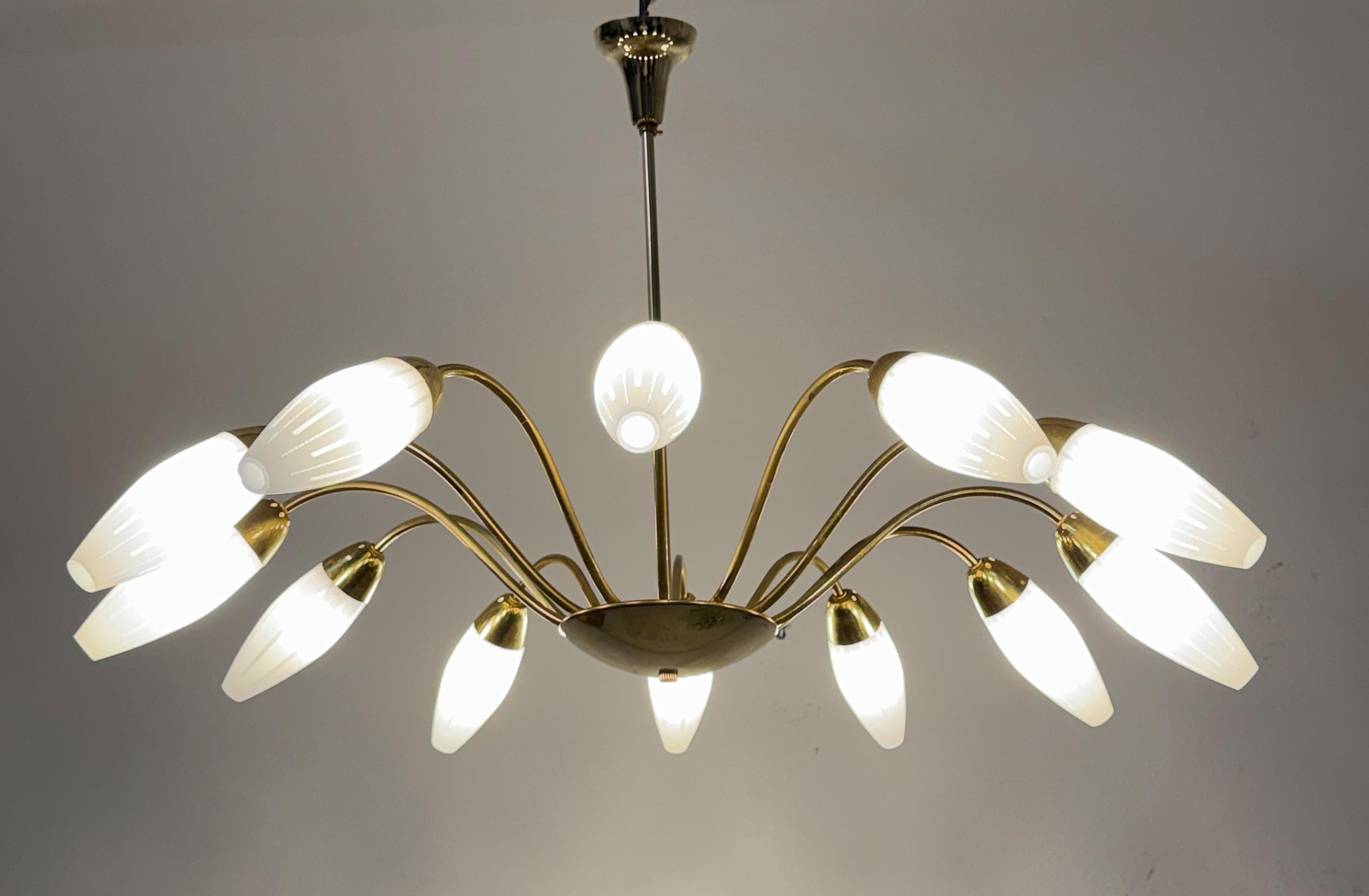 Large Rare Midcentury Brass Opaline Glass Chandelier by Rupert Nikoll en venta 7