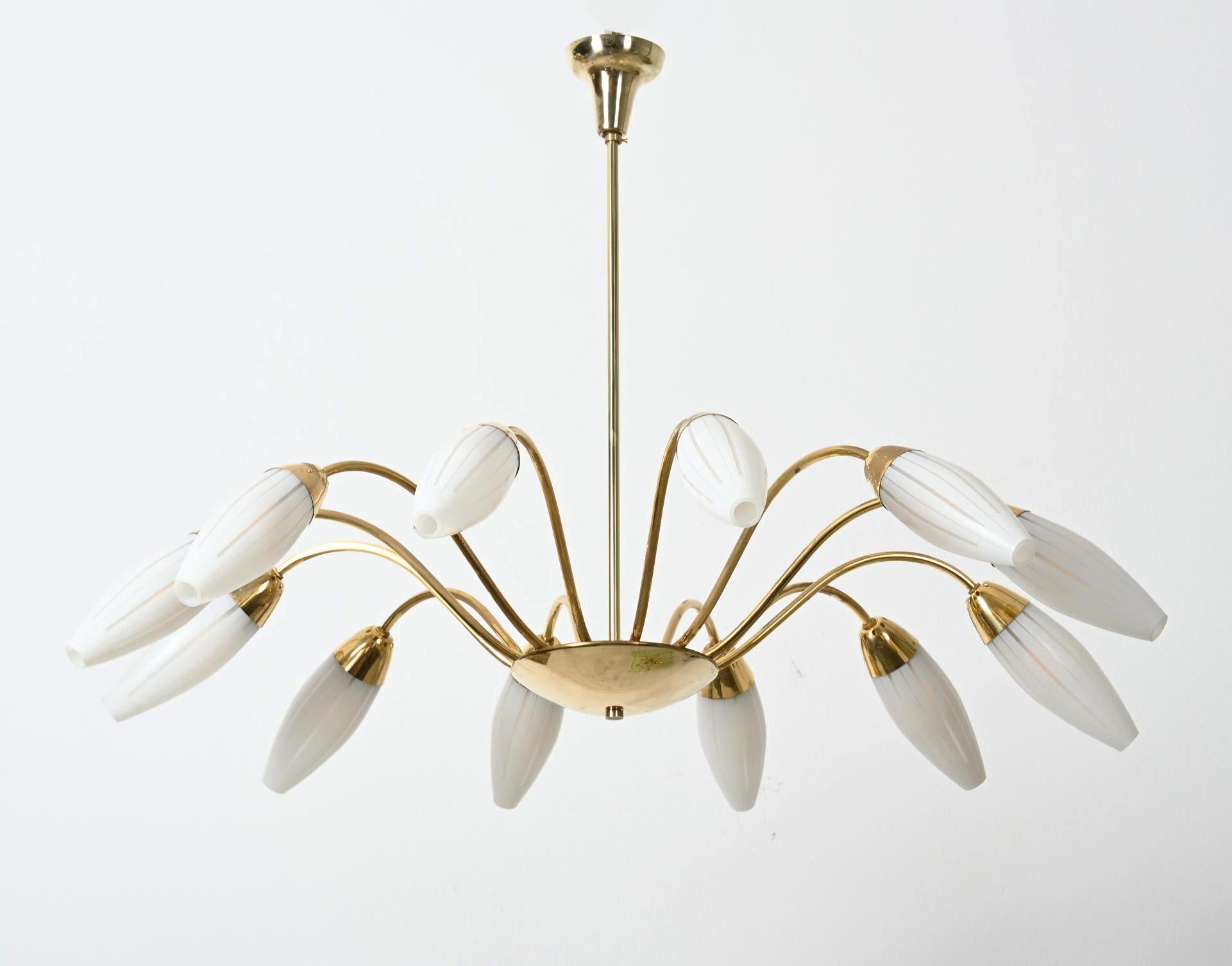 Large Rare Midcentury Brass Opaline Glass Chandelier by Rupert Nikoll Moderno de mediados de siglo en venta