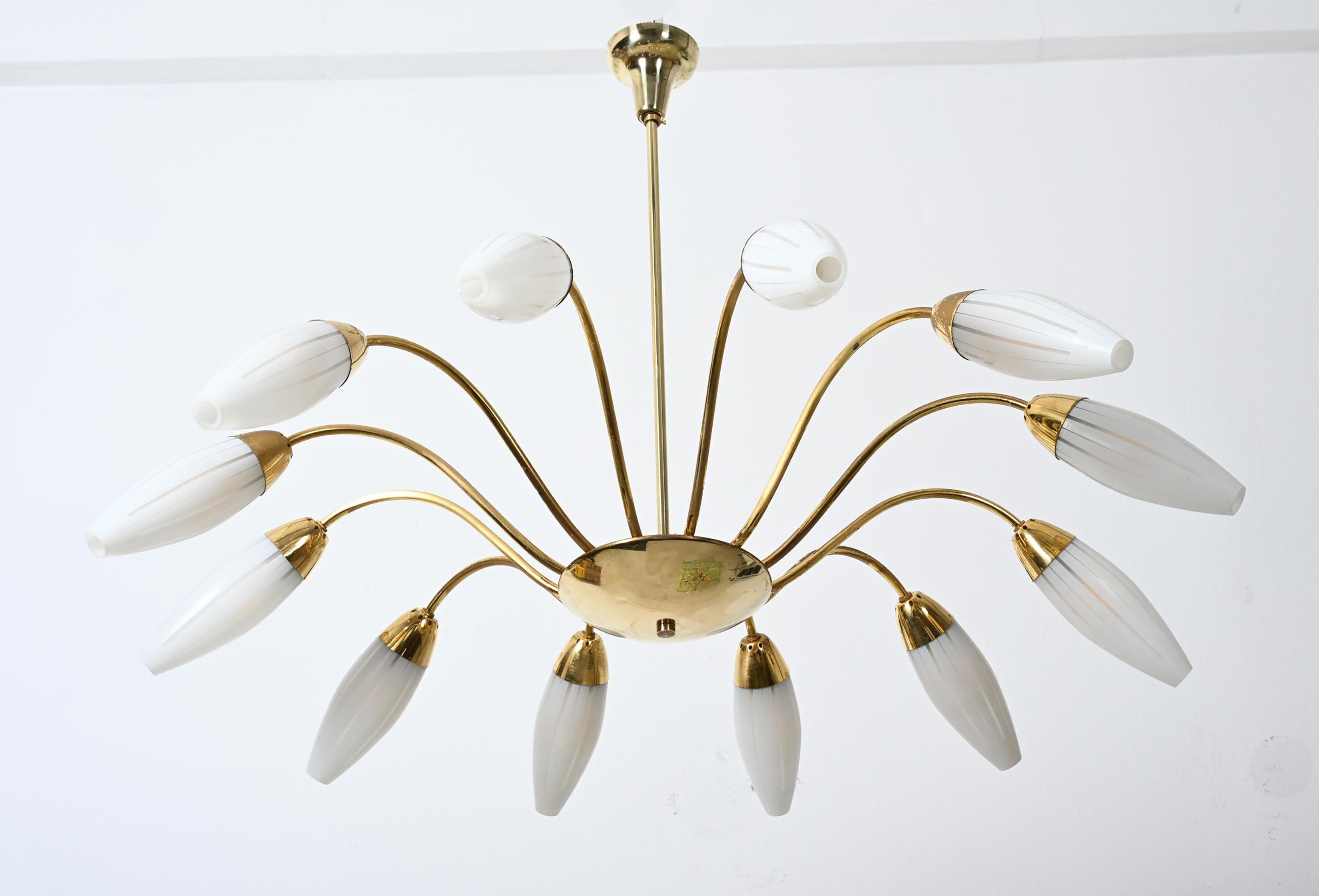 Large Rare Midcentury Brass Opaline Glass Chandelier by Rupert Nikoll Austríaco en venta