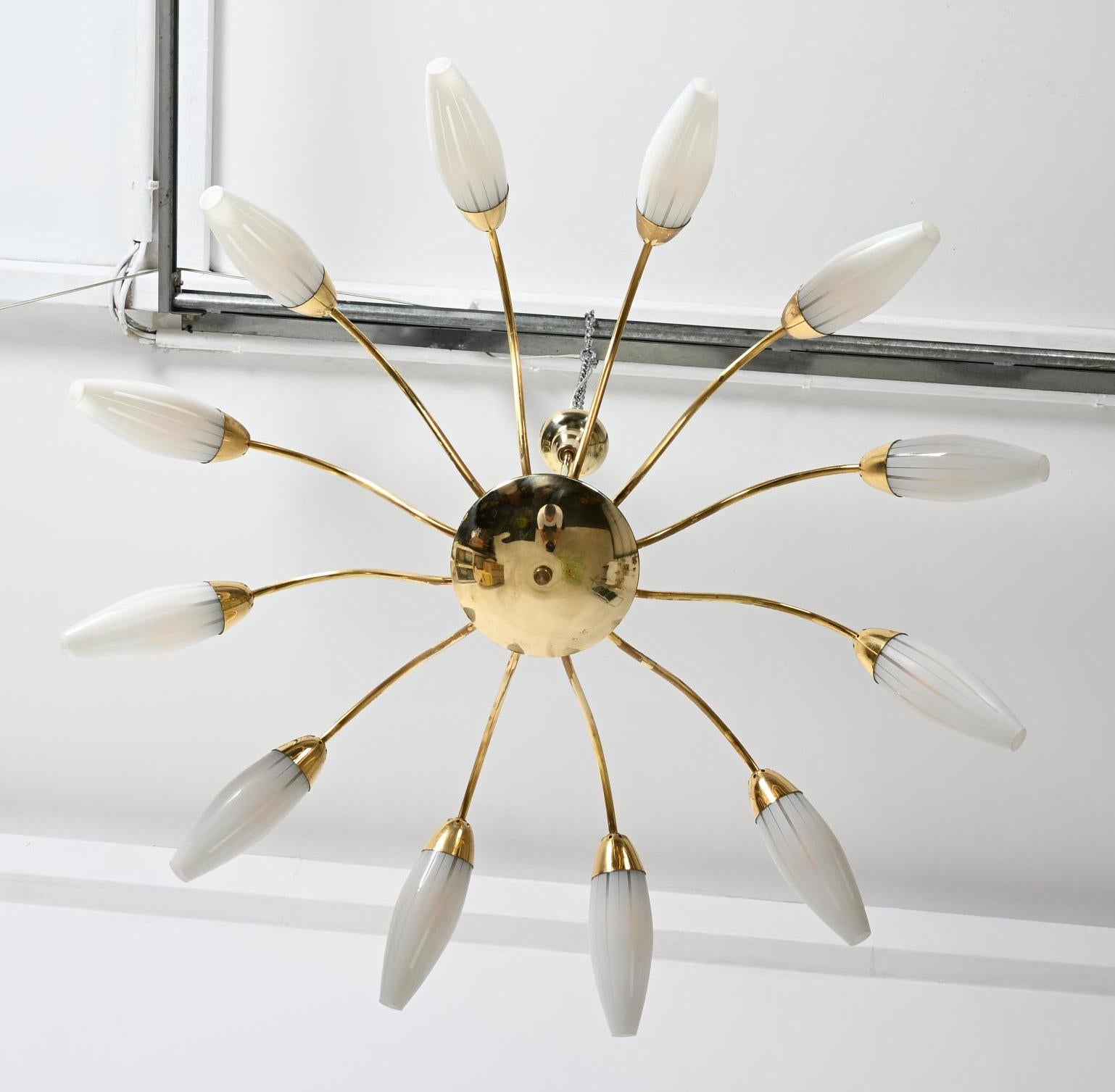 Large Rare Midcentury Brass Opaline Glass Chandelier by Rupert Nikoll en Bueno estado para la venta en Vienna, AT