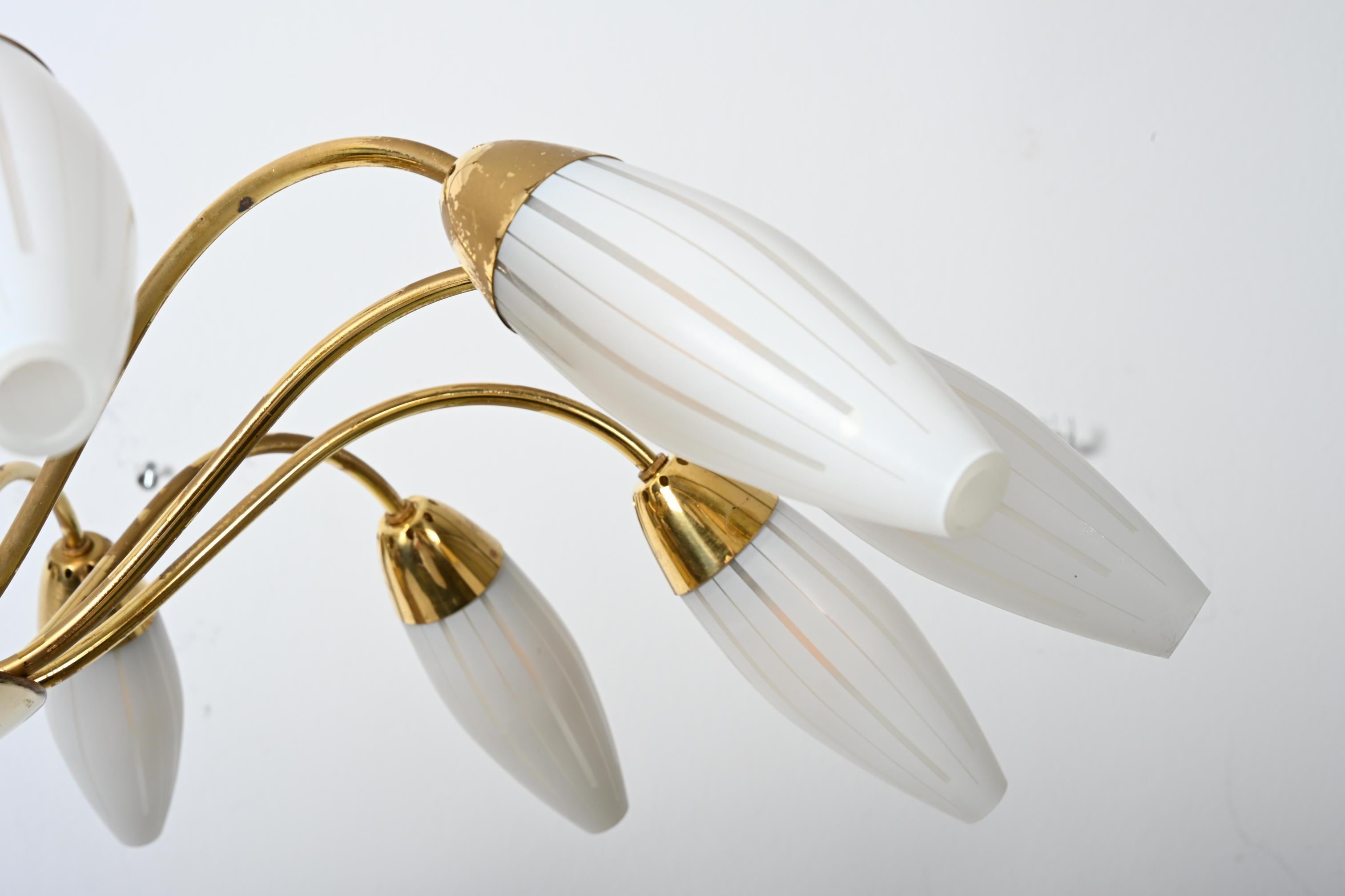 Large Rare Midcentury Brass Opaline Glass Chandelier by Rupert Nikoll mediados del siglo XX en venta