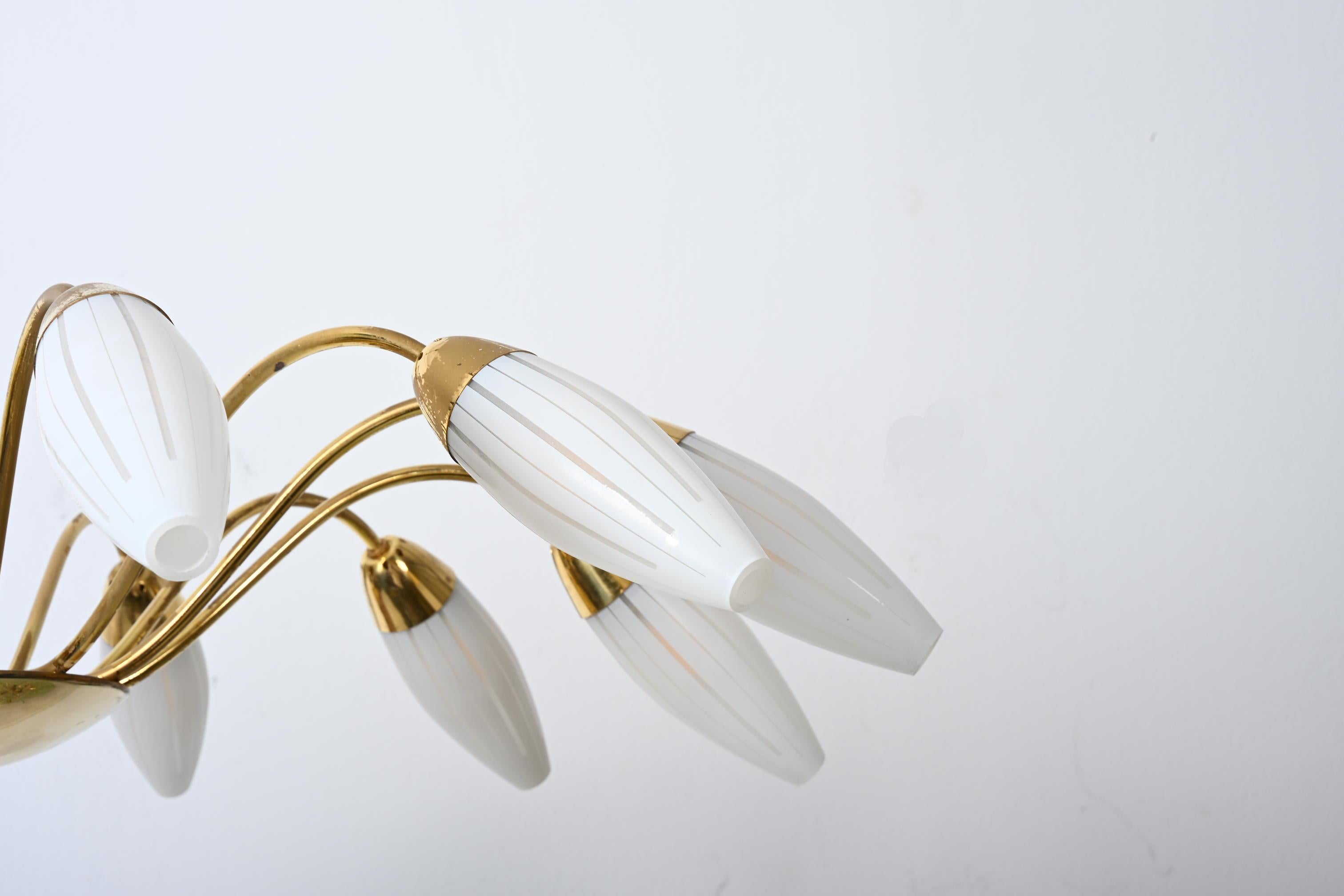 Large Rare Midcentury Brass Opaline Glass Chandelier by Rupert Nikoll Latón en venta