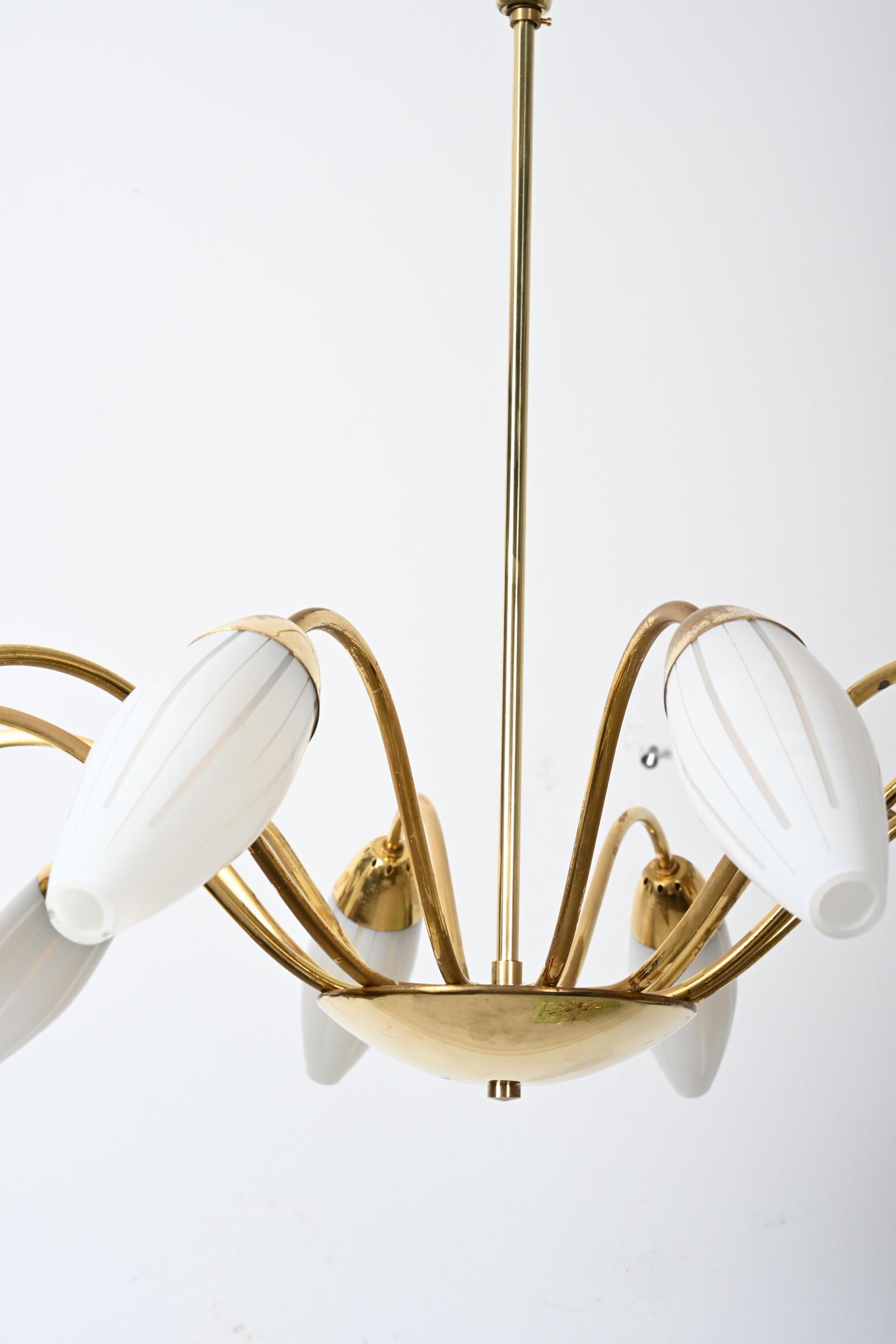 Large Rare Midcentury Brass Opaline Glass Chandelier by Rupert Nikoll en venta 1