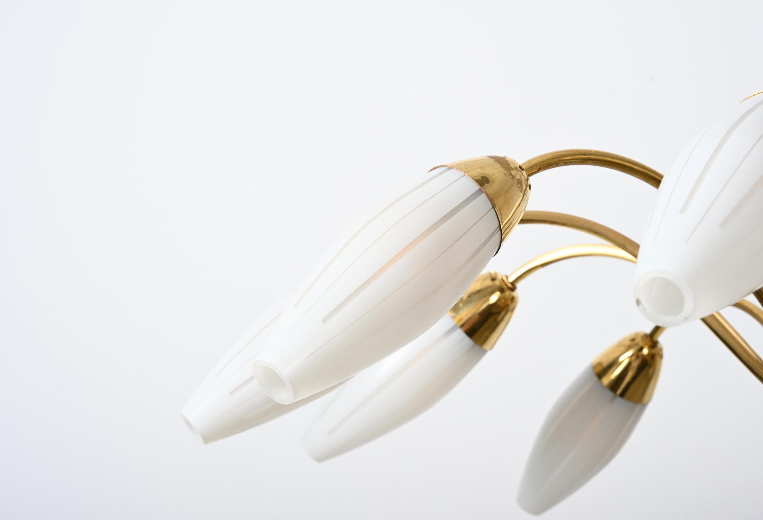 Large Rare Midcentury Brass Opaline Glass Chandelier by Rupert Nikoll en venta 2