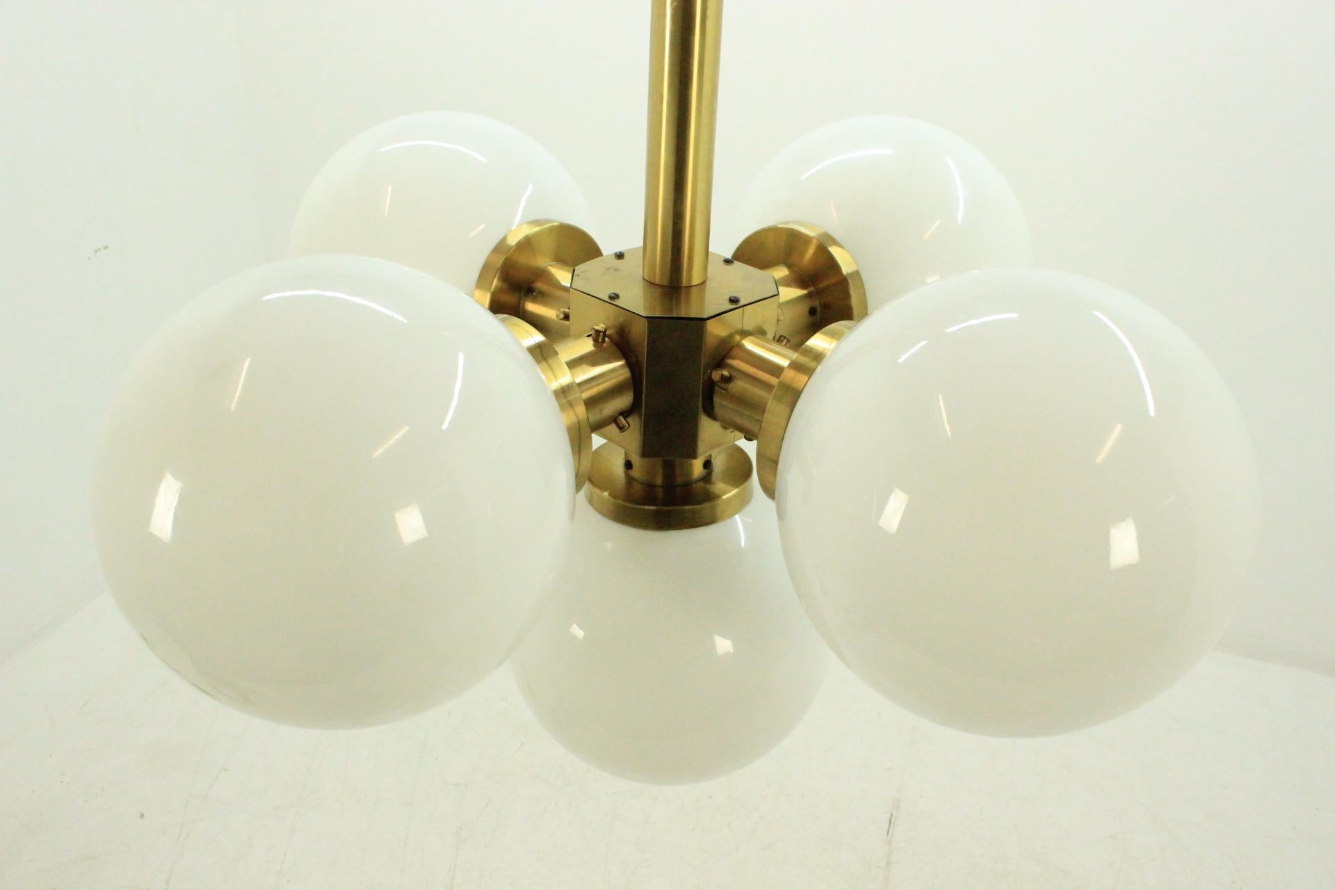 - From hotel in Prague
- 5 balls from opaline glass
- Diameter of ball is 30 cm
- Very representative
- Nice style of lighting
- 8 pieces available
- Very good original condition.