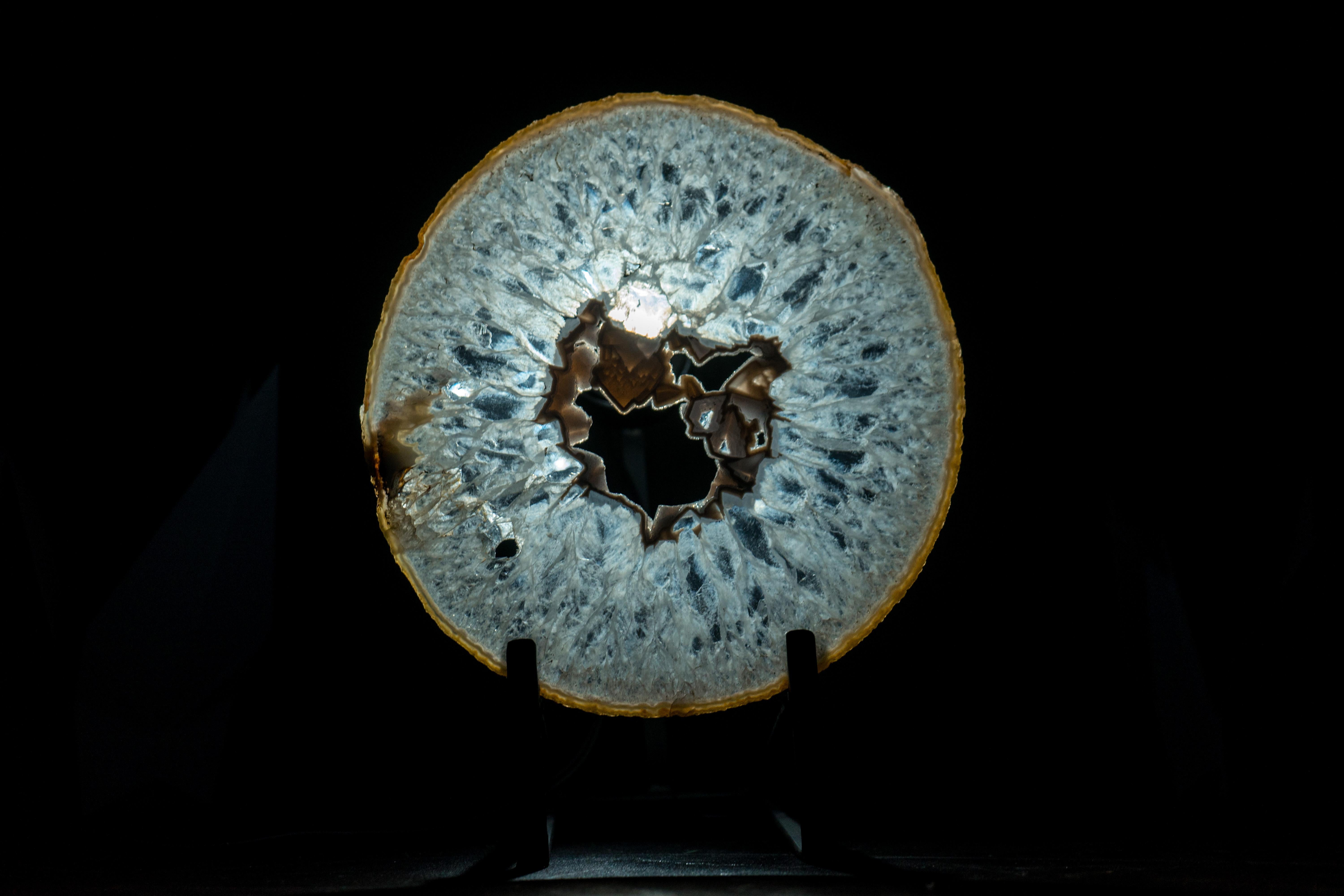 Großes, seltenes Stück aus natürlichem Spitzen-Achat mit klarem Kristall innen und weißem Druzy im Angebot 11