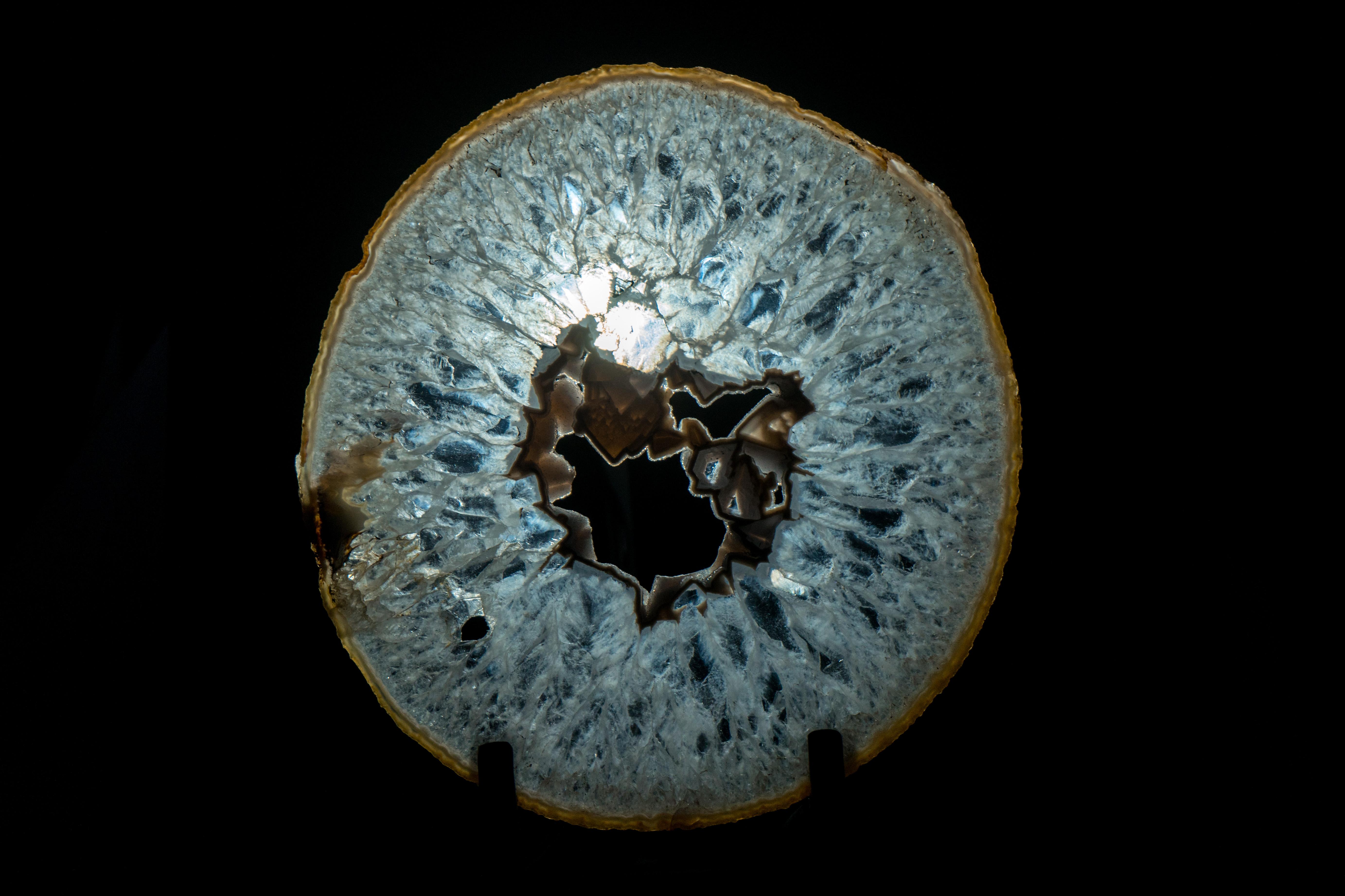 Großes, seltenes Stück aus natürlichem Spitzen-Achat mit klarem Kristall innen und weißem Druzy im Angebot 12