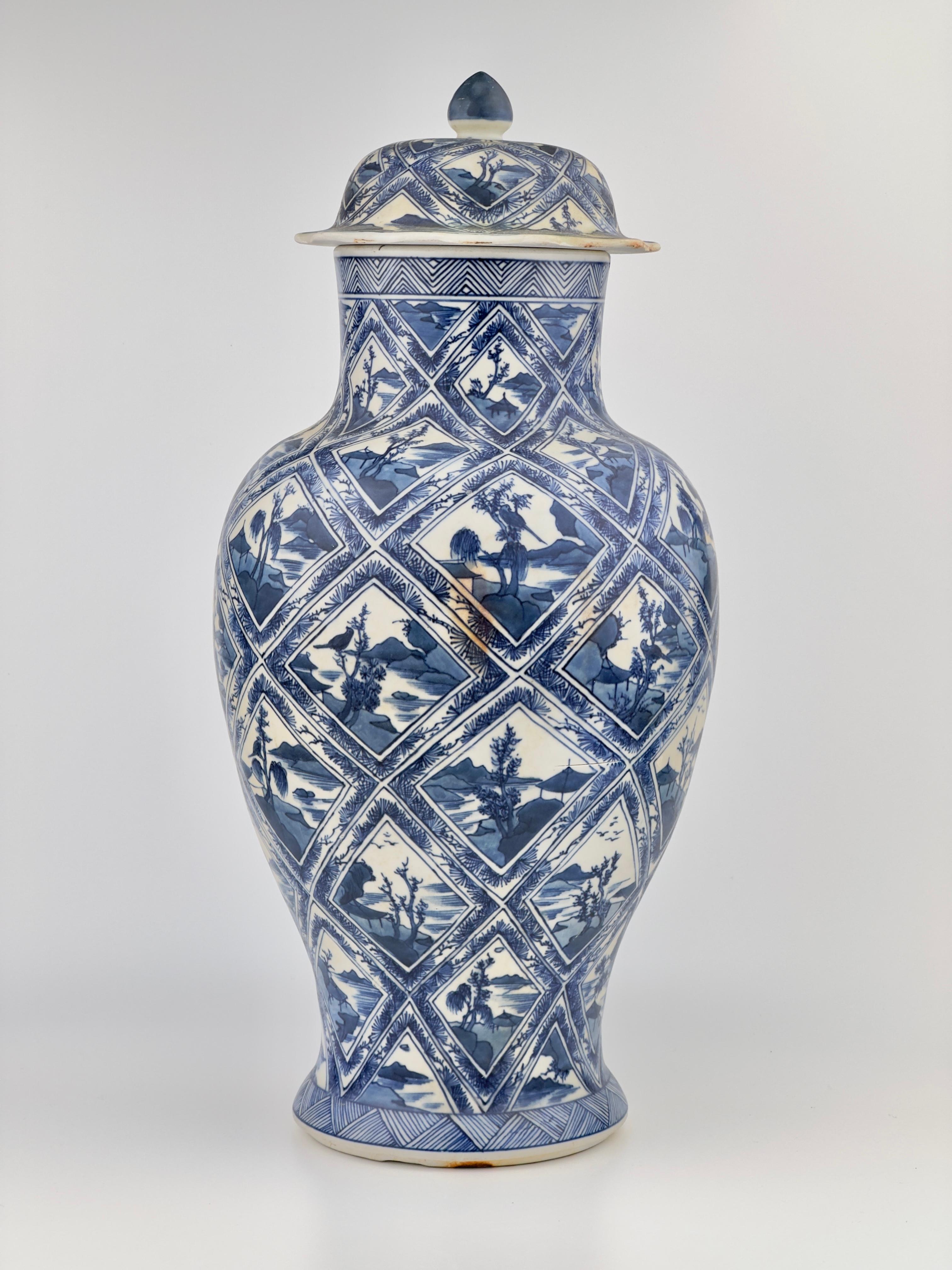 Große, seltene Balustervase mit 'Flusslandschaften'-Muster, Qing Dynasty, Kangxi, um 1690 (Qing-Dynastie) im Angebot