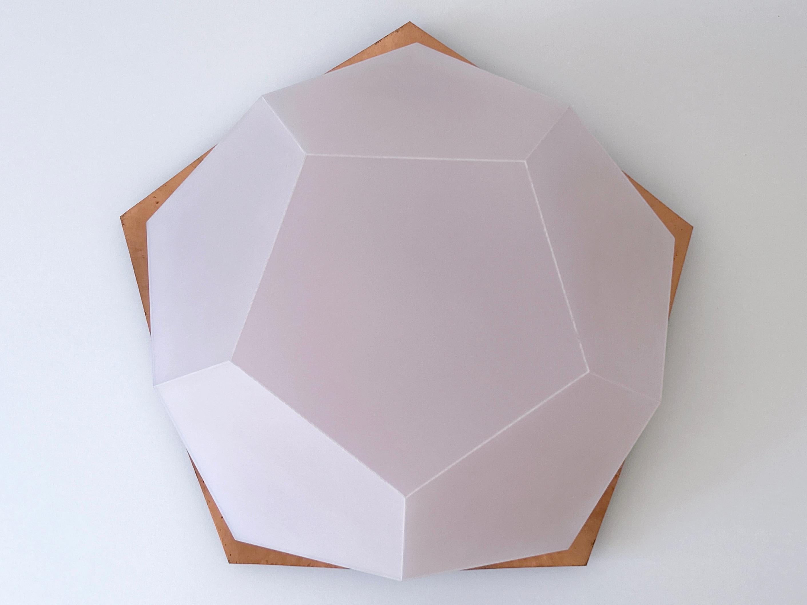 Plafonnier ou applique murale unique, de grande taille, élégante et très décorative, de style Modern-Decor. Conçu et fabriqué autour de l'école Rudolf Steiner, Suisse, probablement dans les années 1960.

Fabriqué à la main en cuivre partiellement