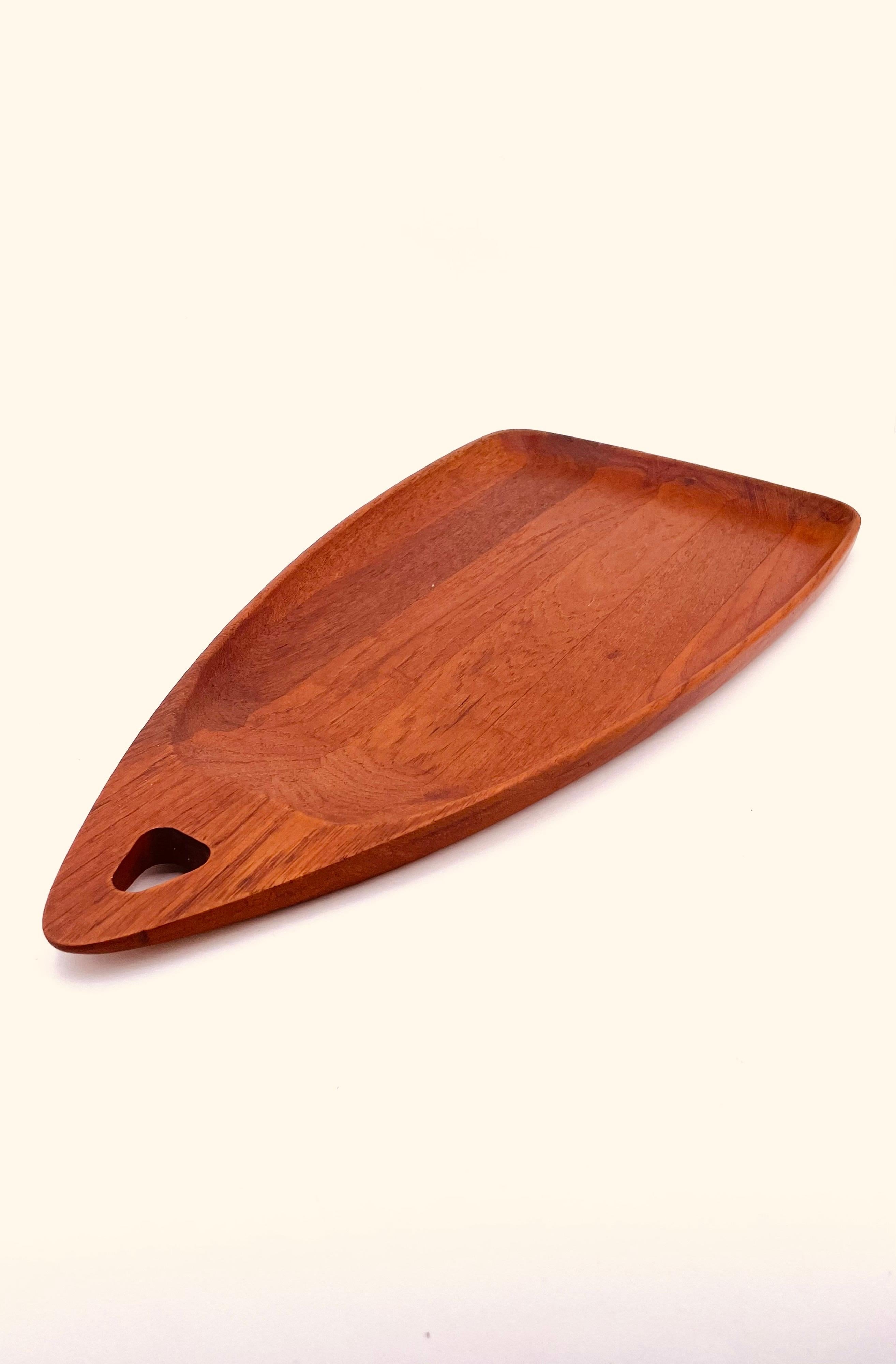 Bellissimo e raro vassoio a forma libera in teak massiccio degli anni '50, con bordo rialzato e foro per appendere stampato sul fondo da Digsmed, prodotto in Danimarca.