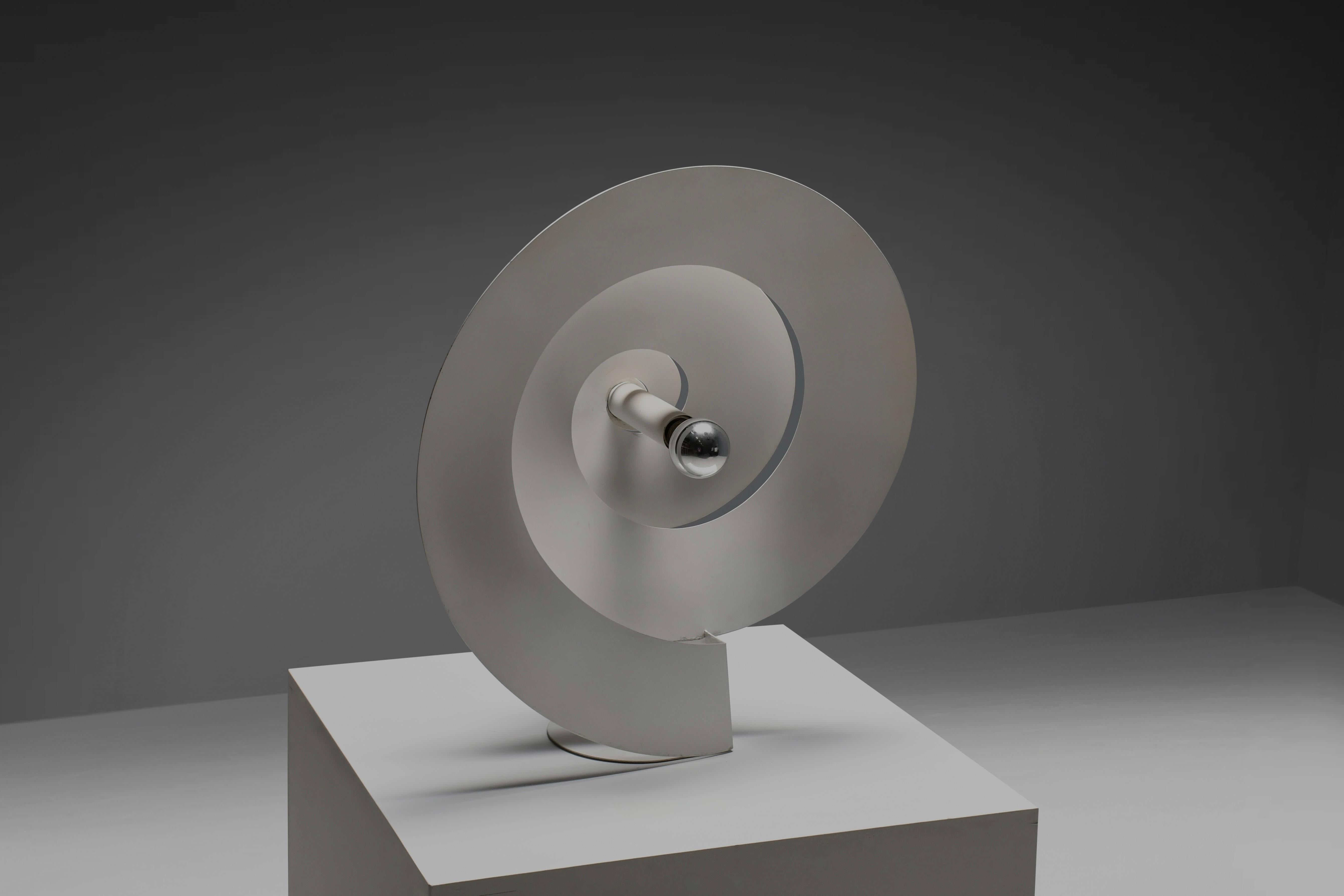 Sehr seltene Tischlampe in sehr gutem Originalzustand.

Entworfen von dem französischen Designer Luc Bernard im Jahr 1974.

Diese Lampen werden in einer sehr kleinen Auflage hergestellt. Soweit wir wissen, gibt es nur noch zwei dieser Lampen.

Die