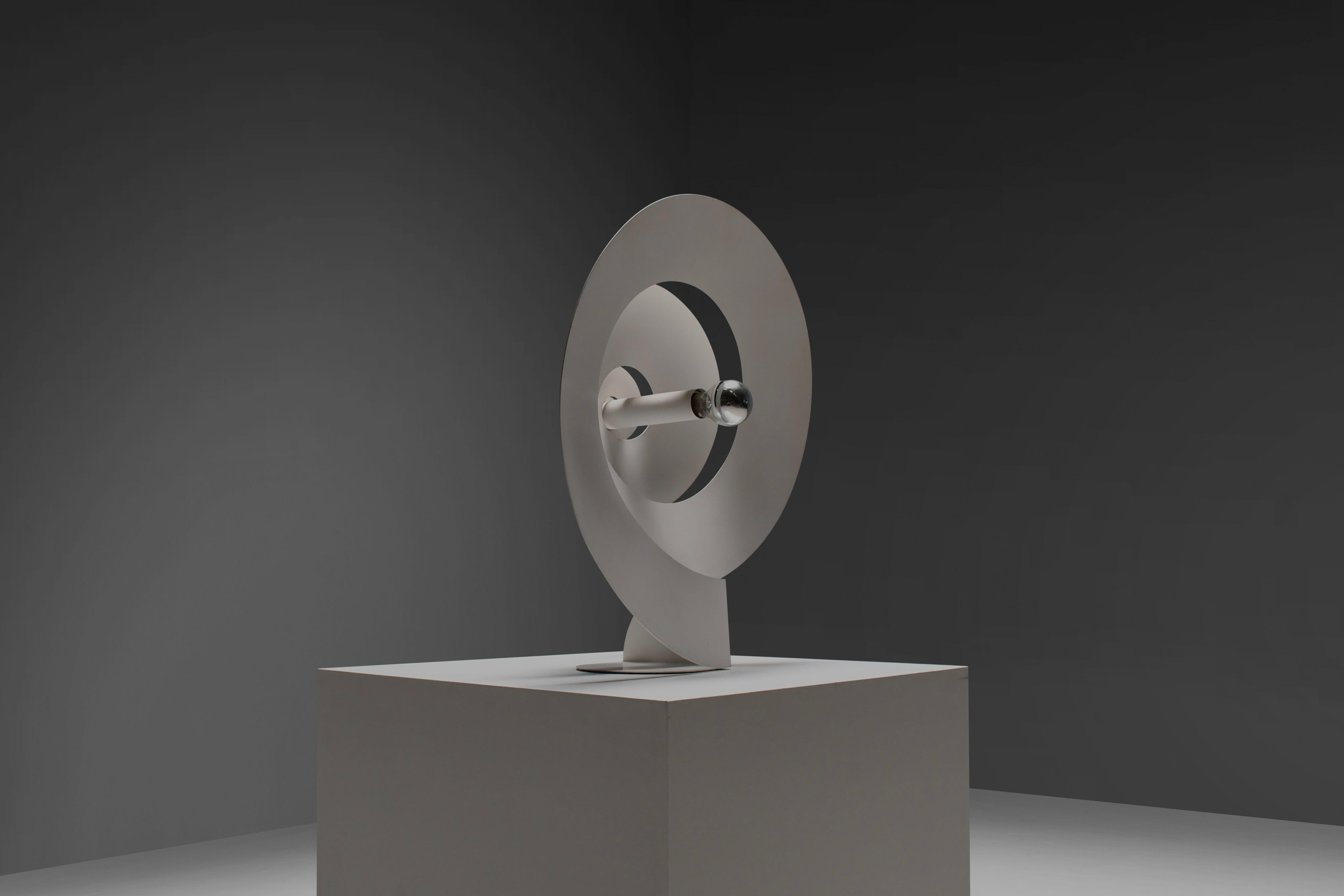 Große, seltene Spiral-Tischlampe von Luc Bernard aus weißem Metall, Frankreich 1974 im Zustand „Gut“ im Angebot in Echt, NL