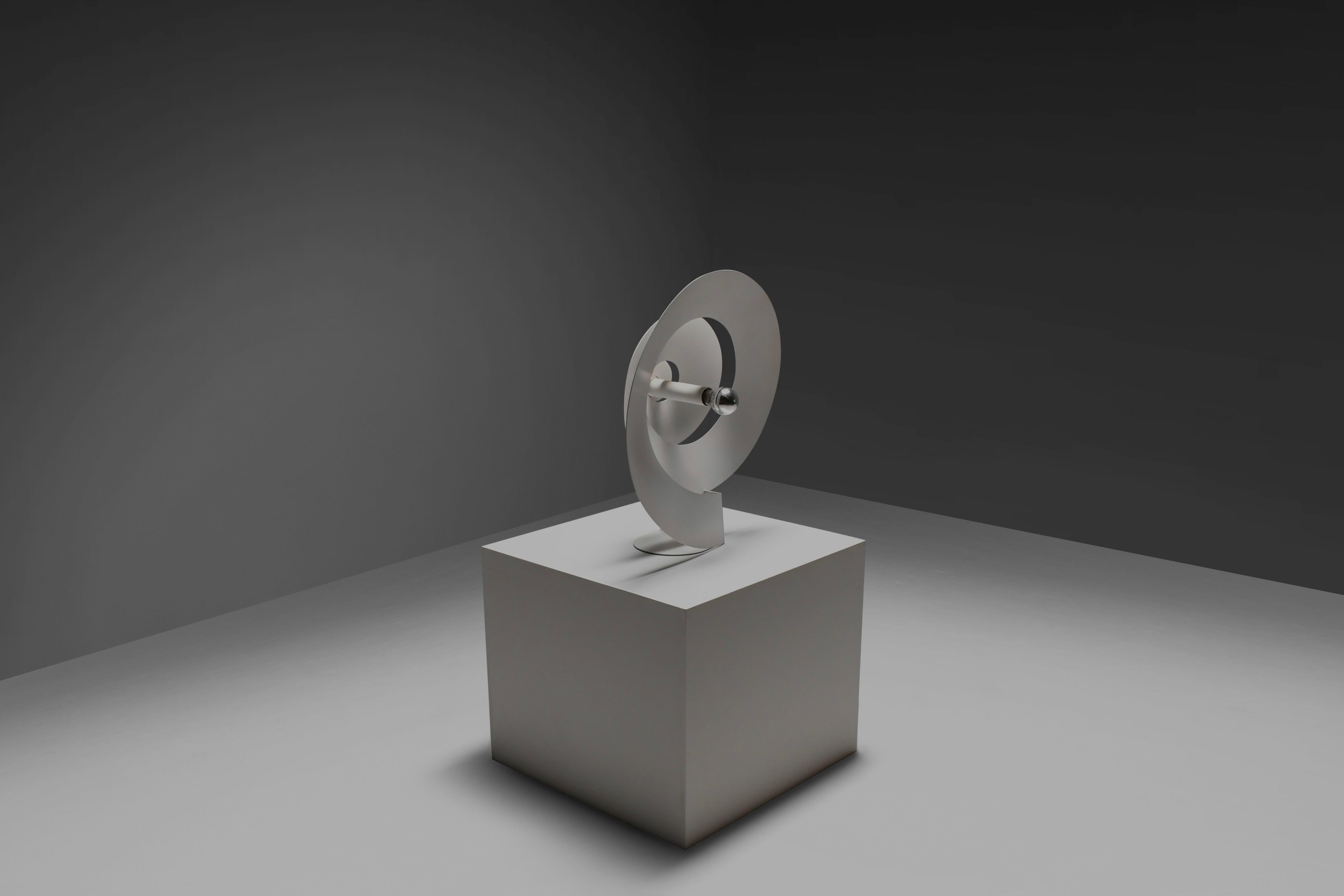 Große, seltene Spiral-Tischlampe von Luc Bernard aus weißem Metall, Frankreich 1974 im Angebot 1