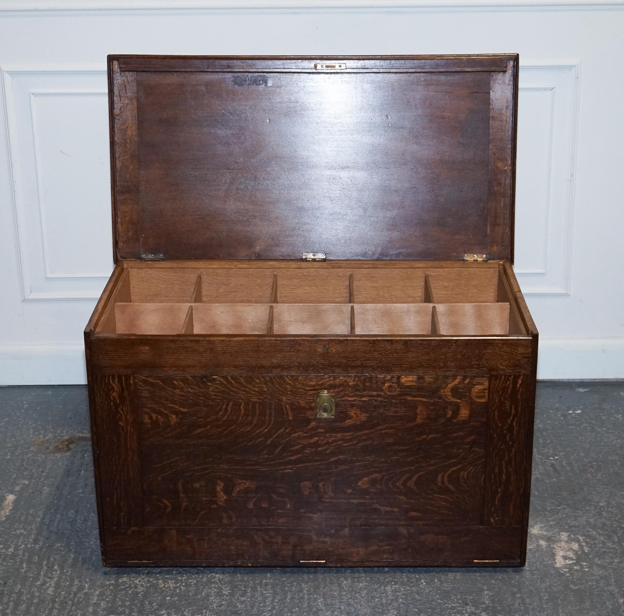 LARGE RARE VICTORIAN ANTIQUE MILITARY CAMPAIGN SPECiMEN TRUNK OR LETTERS TRUNK In Good Condition For Sale In Pulborough, GB