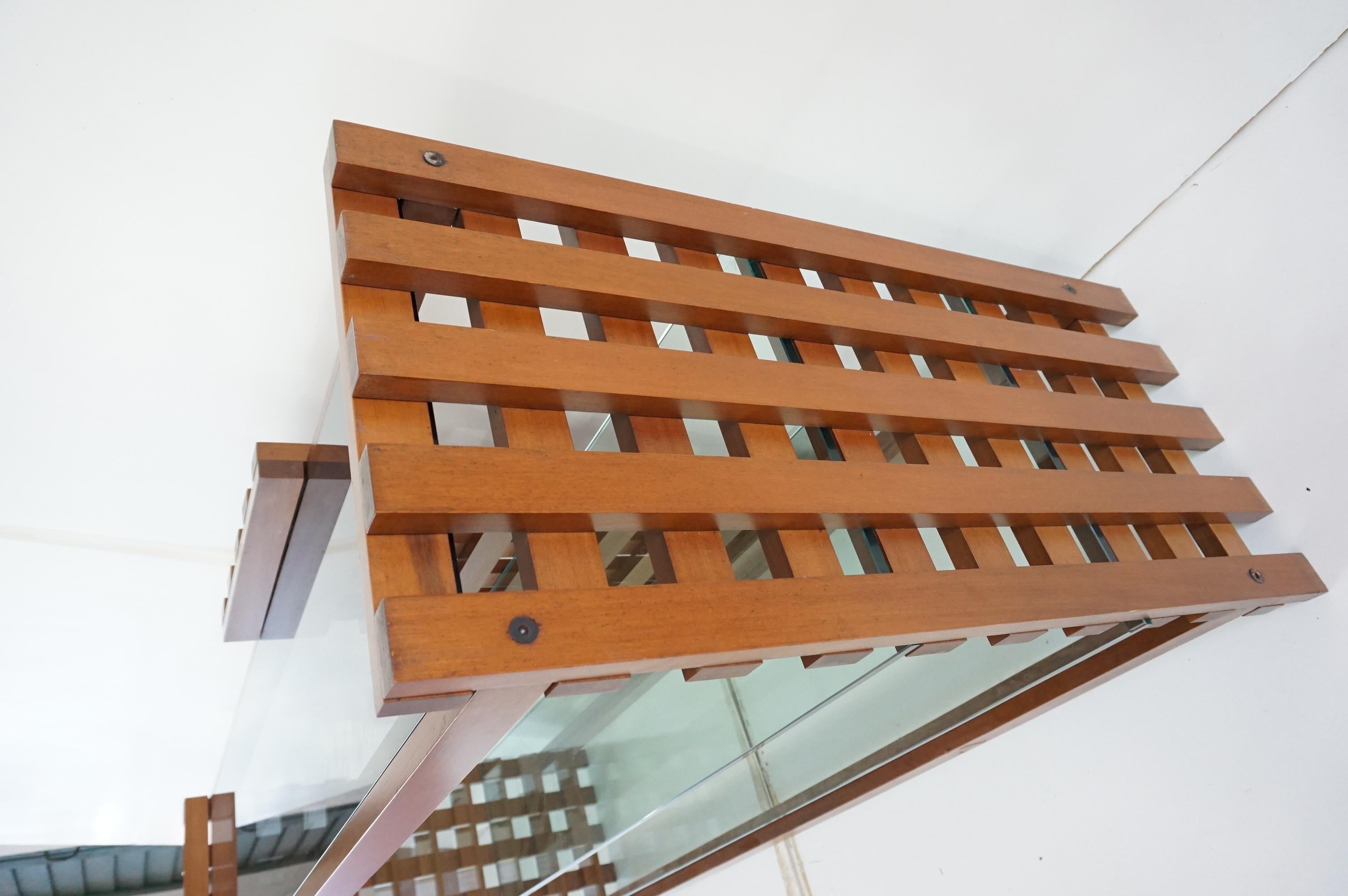 grande libreria razionalista, attr. Massimo Vignelli, noce e vetro, circa 1970 in vendita 4
