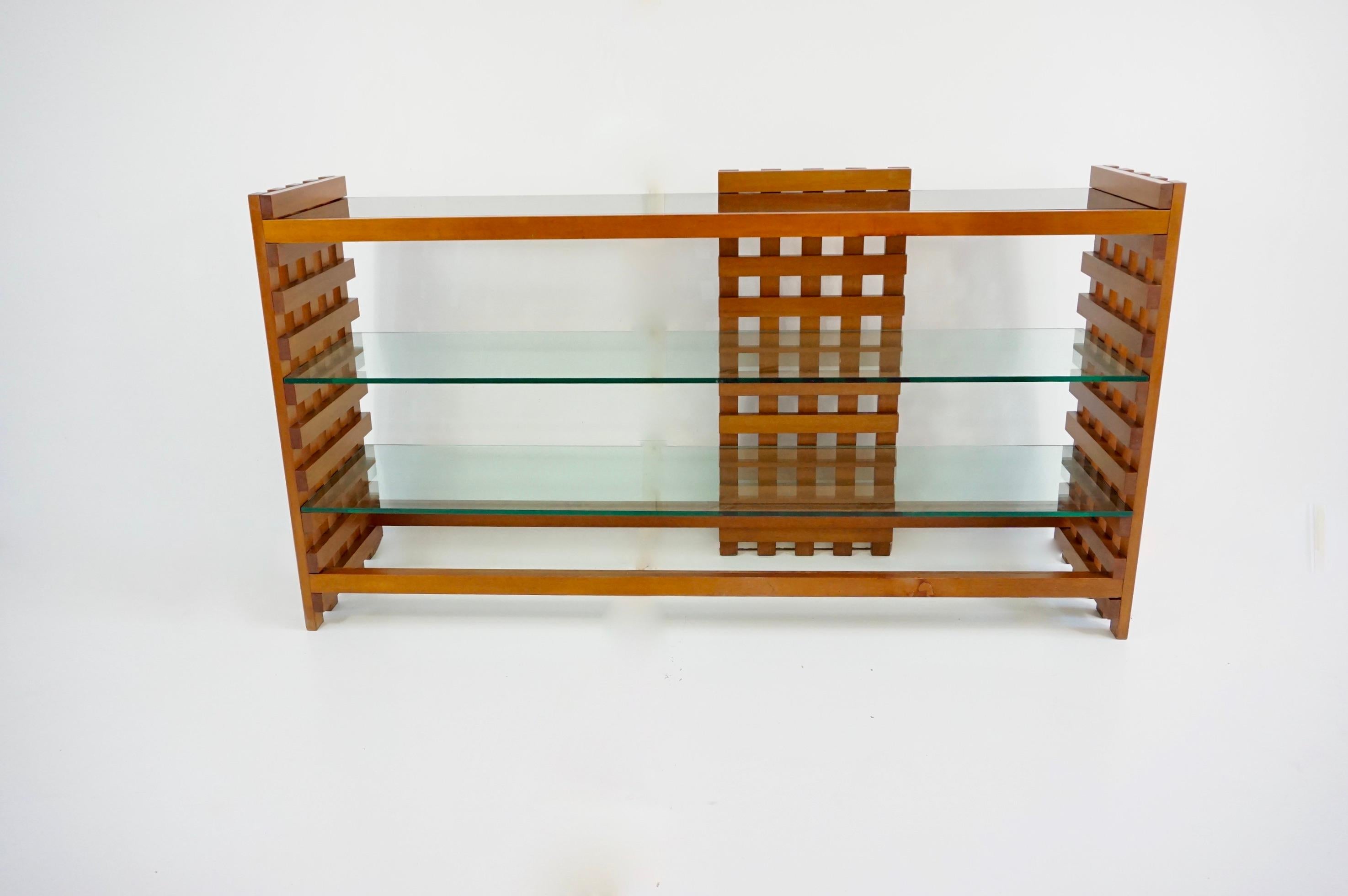 Iconica libreria o consolle di grandi dimensioni in legno e vetro disegnata da Massimo and Lella Vignelli in  Wood e vetro 
Prodotto probabilmente da Driade nel 1974 per la serie ARA
Misure: 180 cm x 44 cm; altezza: 96 cm; spessore del vetro: 3 cm.