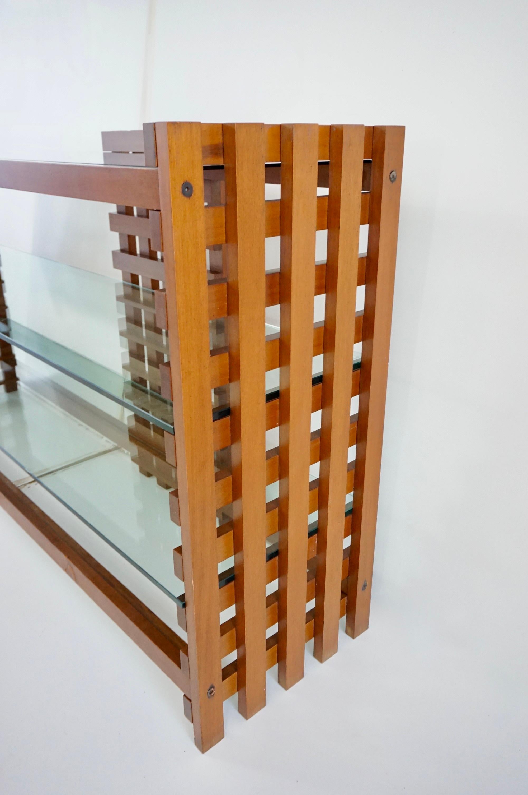 grande libreria razionalista, attr. Massimo Vignelli, noce e vetro, circa 1970 in vendita 1