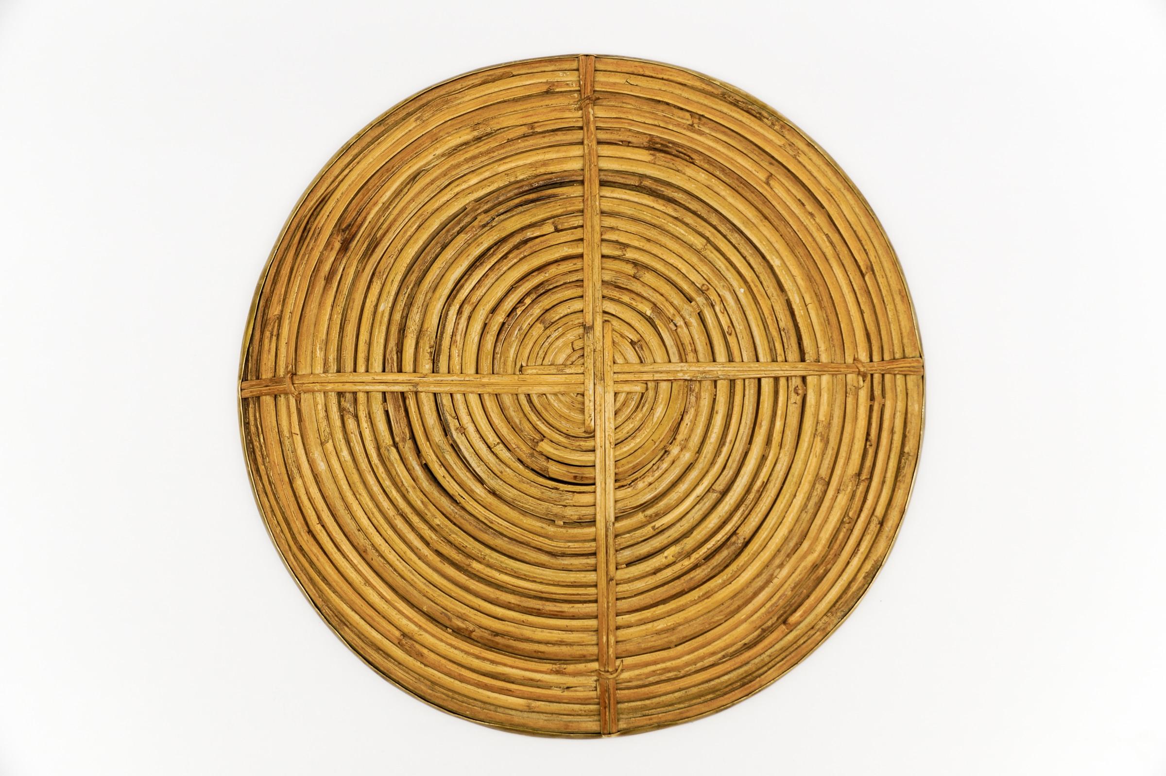 Ottone Grandi piatti artigianali in rattan e ottone di metà secolo, Austria, anni '50 in vendita