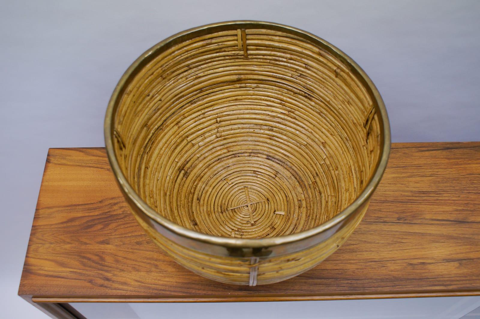 Large Rattan and Brass Midcentury Handcrafted Bowl, Austria, 1950s In Good Condition For Sale In Nürnberg, Bayern