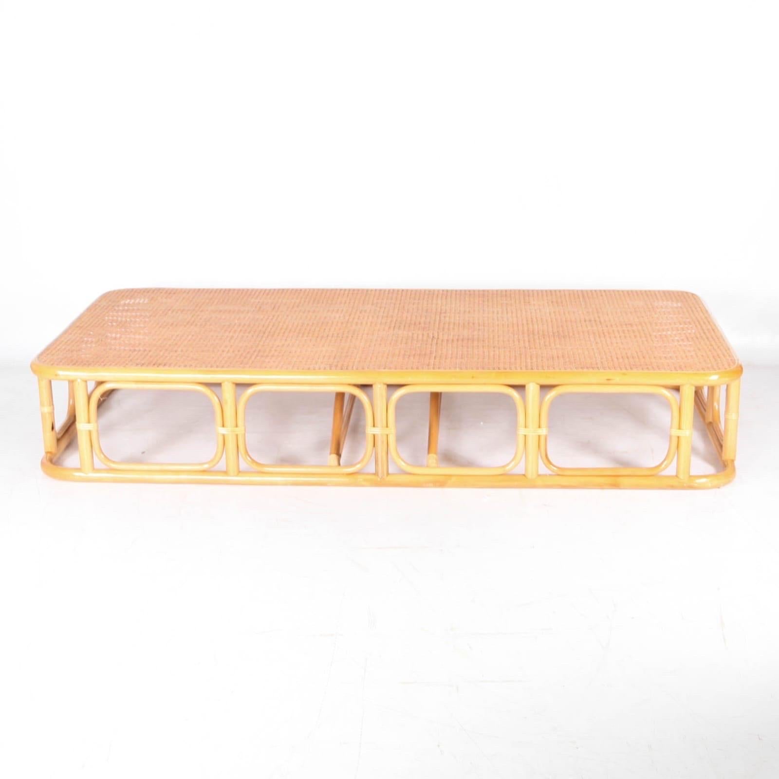 Large rattan and canework coffee table In Good Condition For Sale In Isle Sur Sorgue, FR