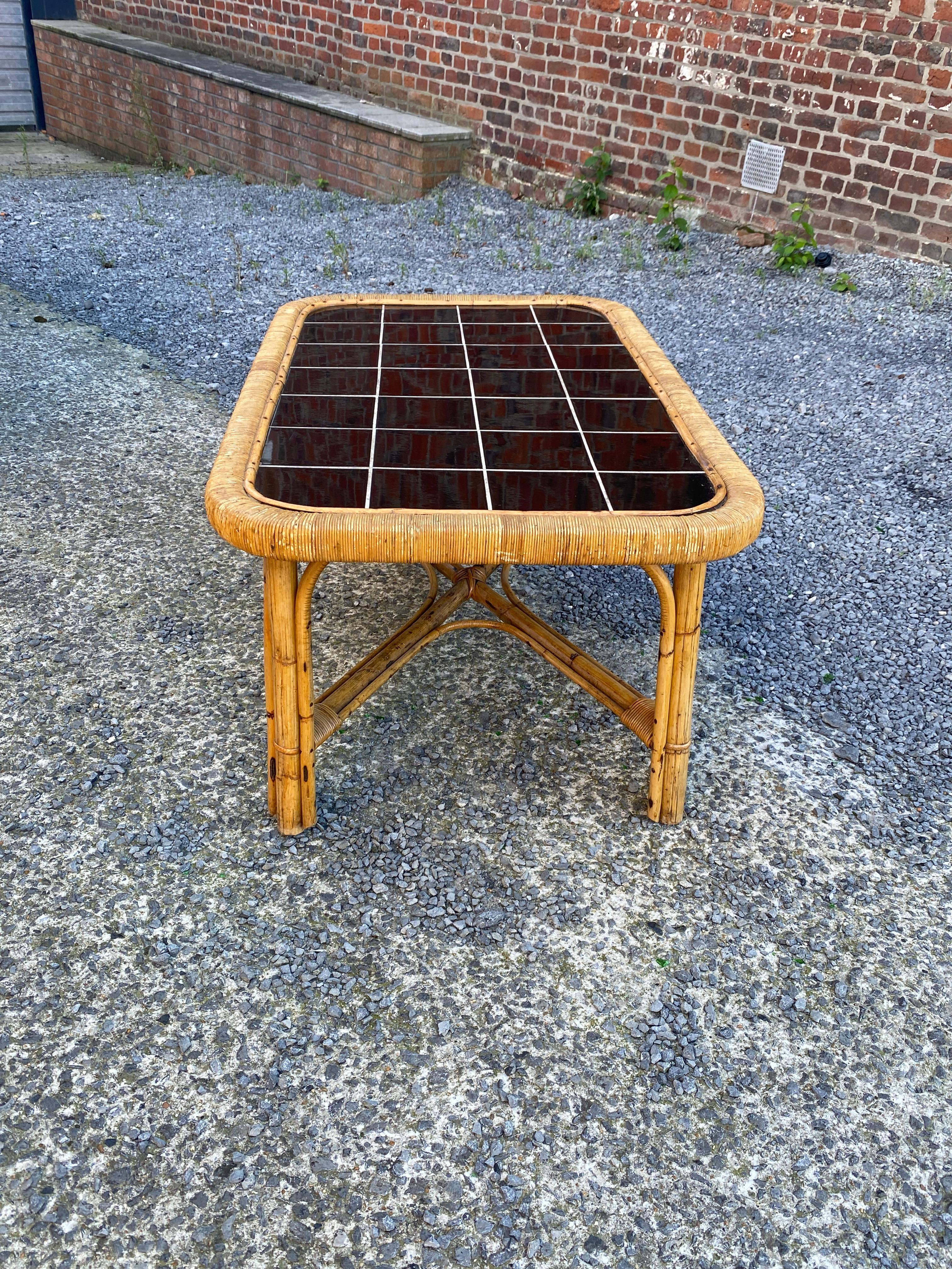 grande table basse en rotin et céramique circa 1960 en vente 3