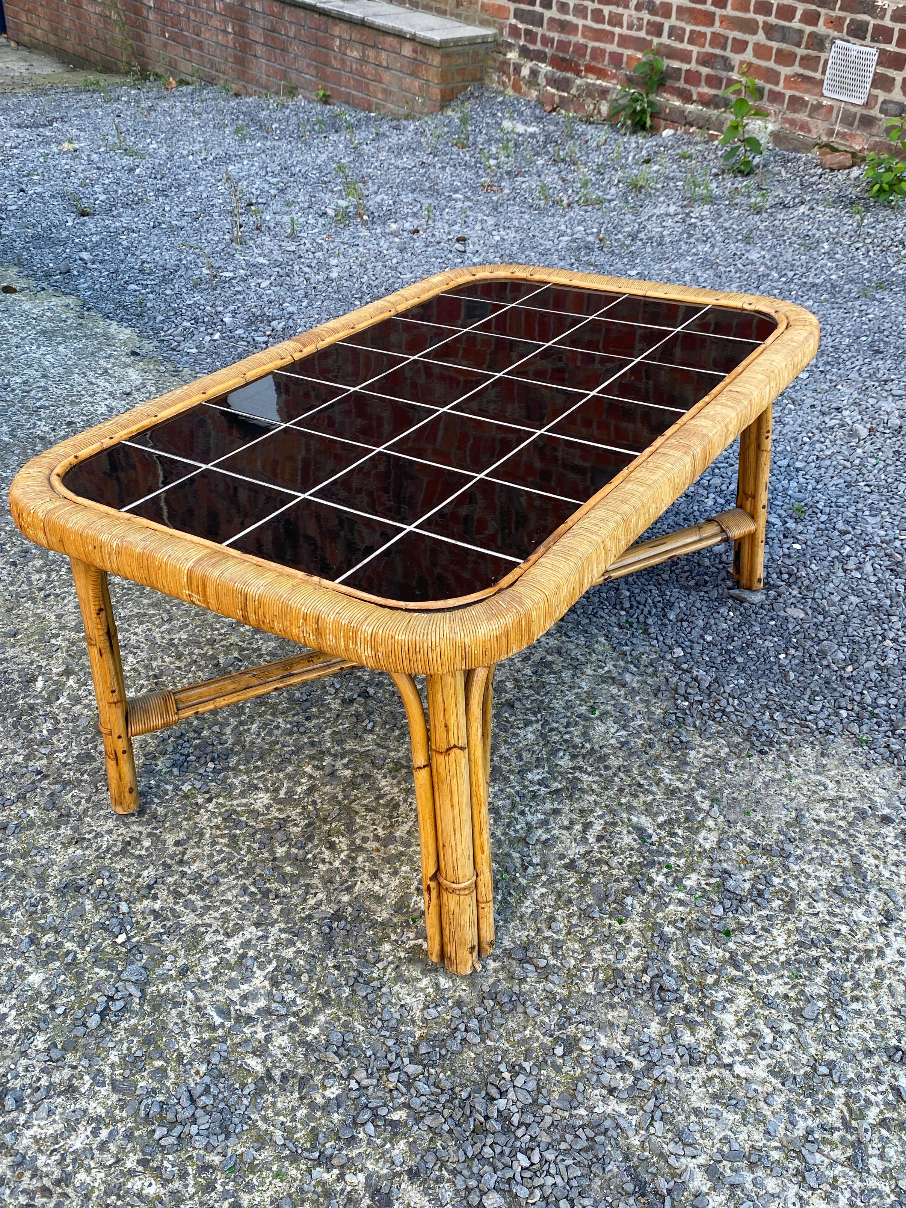grande table basse en rotin et céramique circa 1960 en vente 4