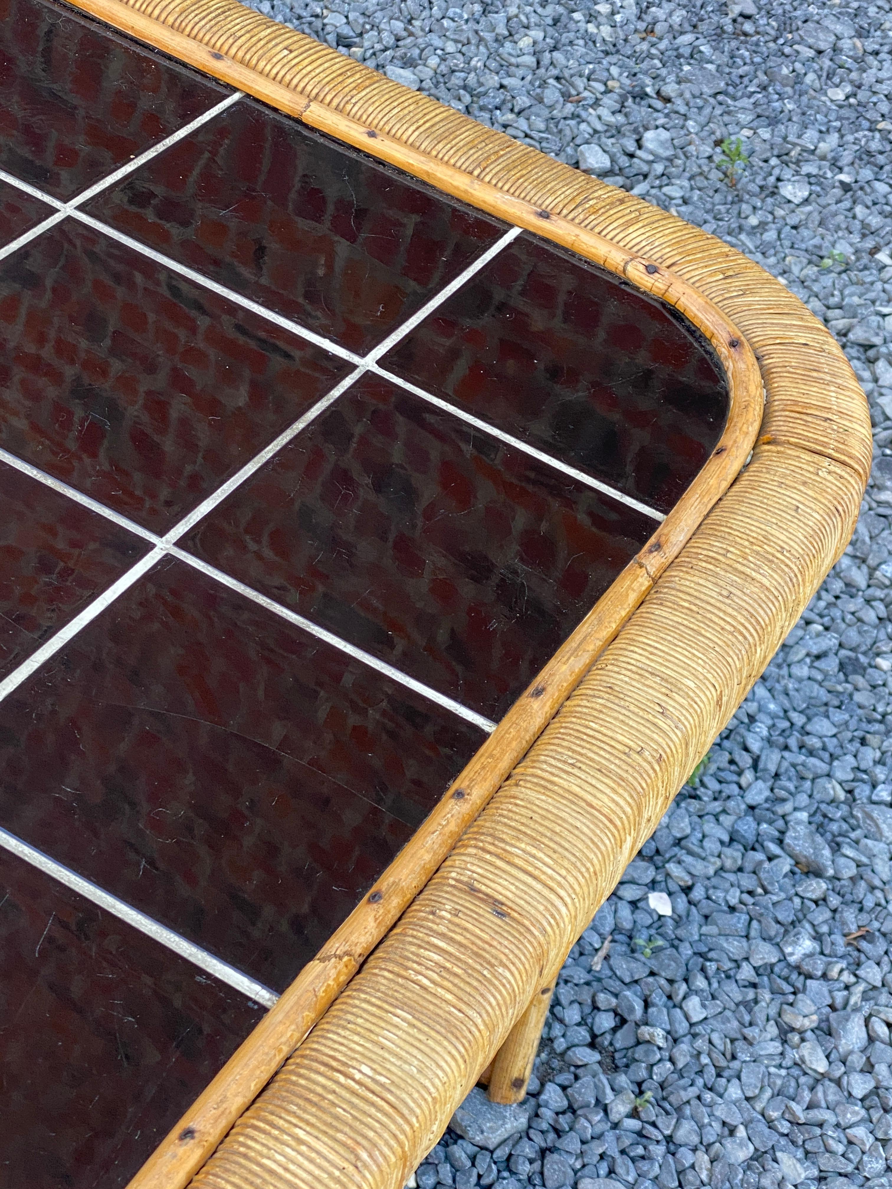 grande table basse en rotin et céramique circa 1960 en vente 5