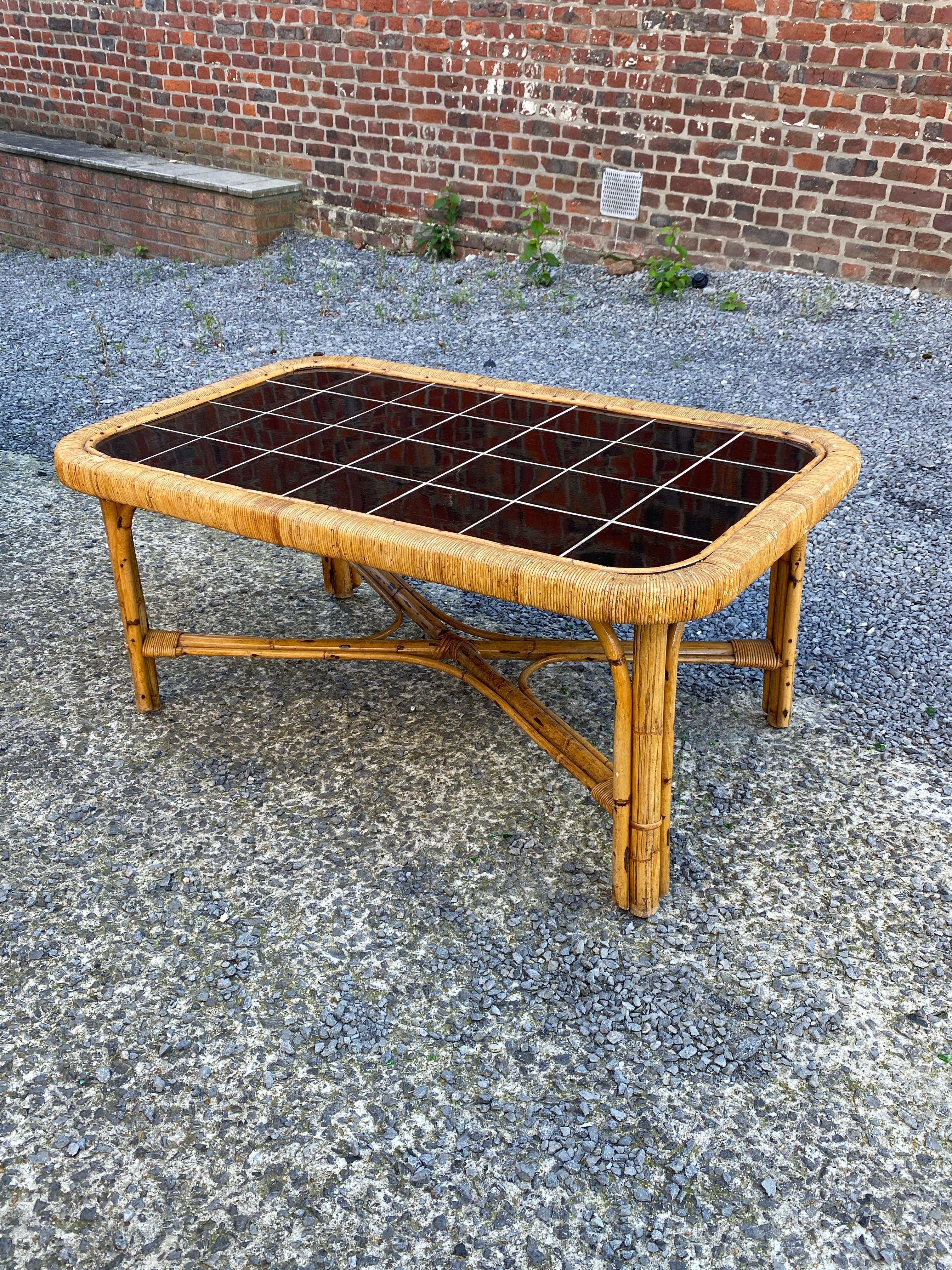 Mid-Century Modern grande table basse en rotin et céramique circa 1960 en vente