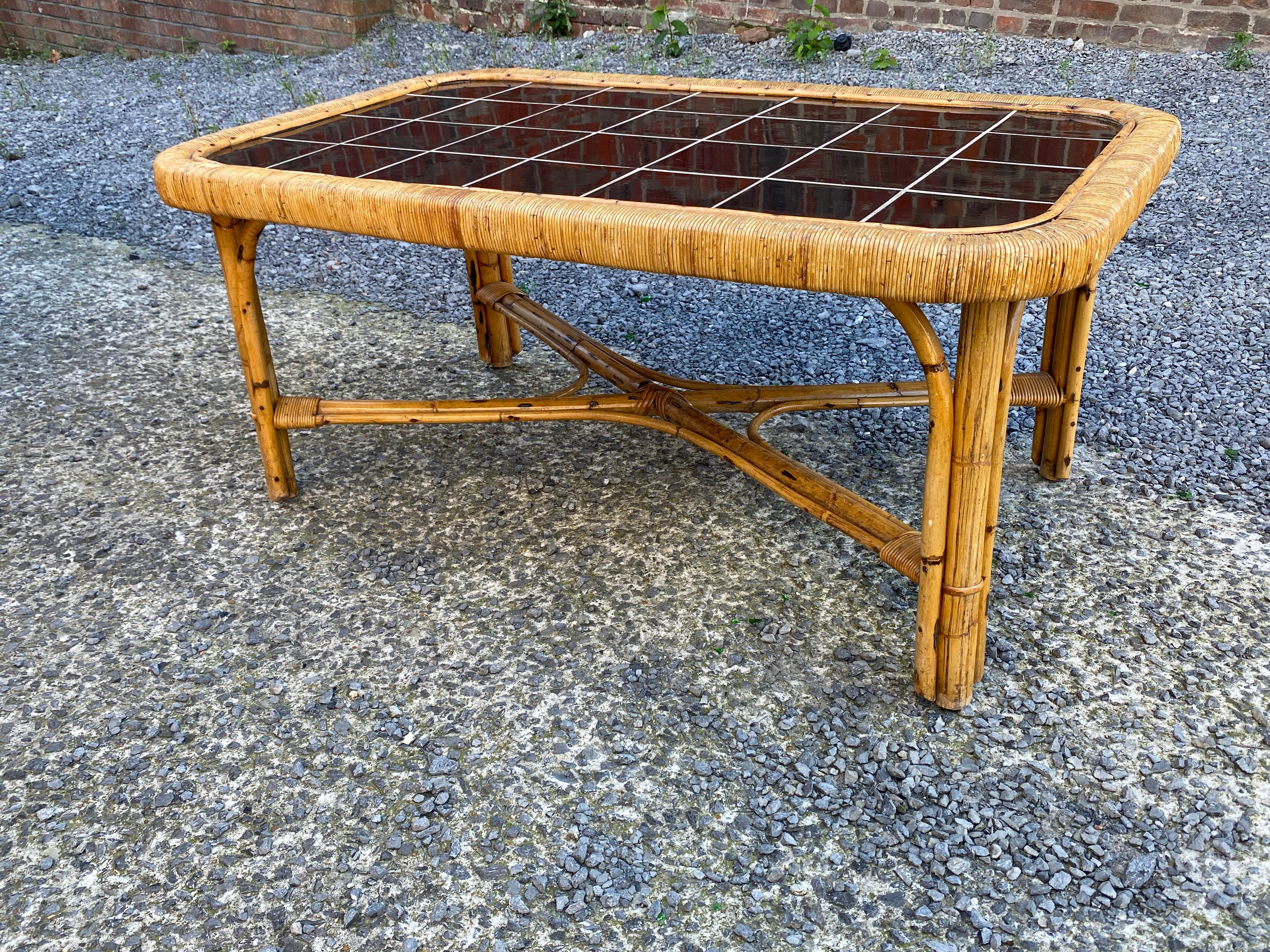 Européen grande table basse en rotin et céramique circa 1960 en vente