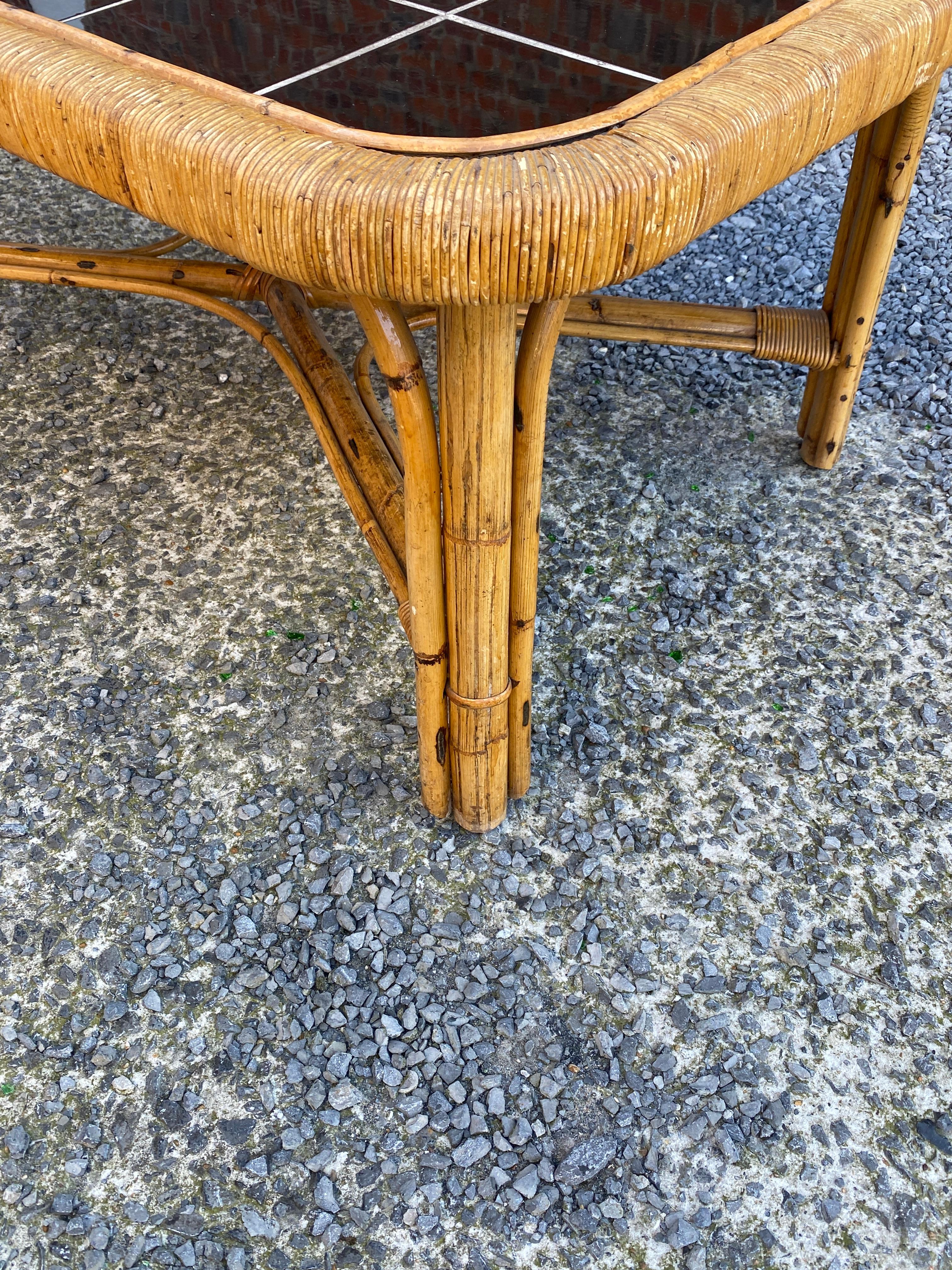 grande table basse en rotin et céramique circa 1960 Bon état - En vente à Mouscron, WHT