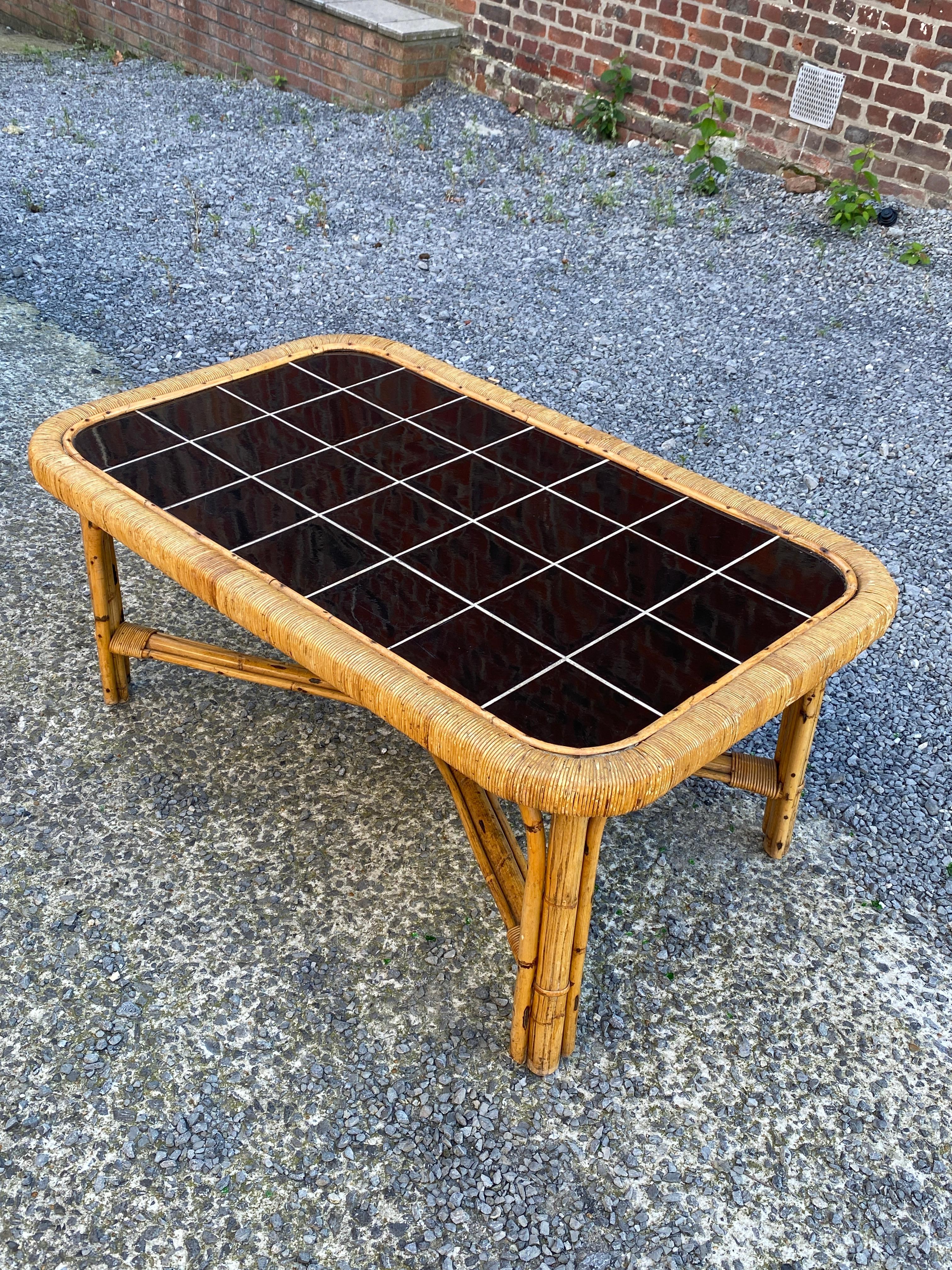 Milieu du XXe siècle grande table basse en rotin et céramique circa 1960 en vente