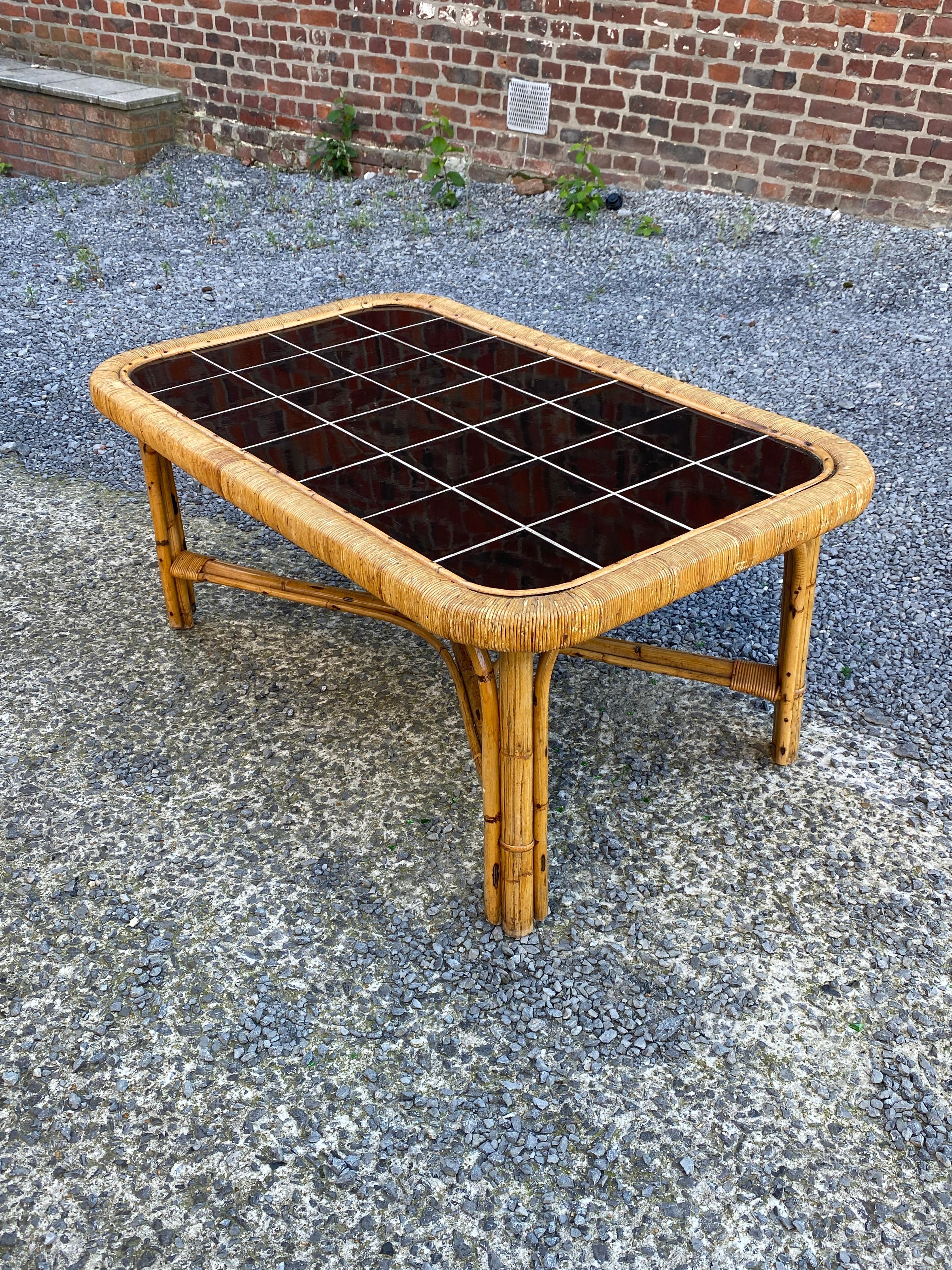 Céramique grande table basse en rotin et céramique circa 1960 en vente